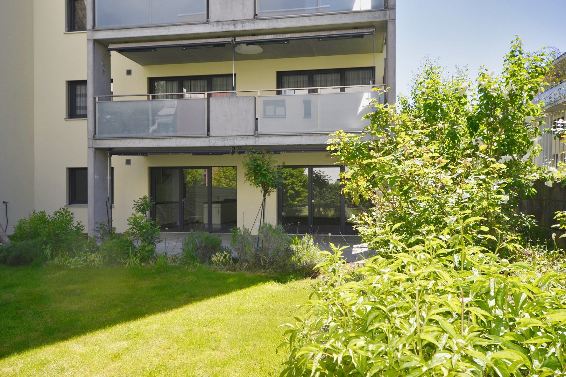 Wohngebäude mit Garten und Terrasse