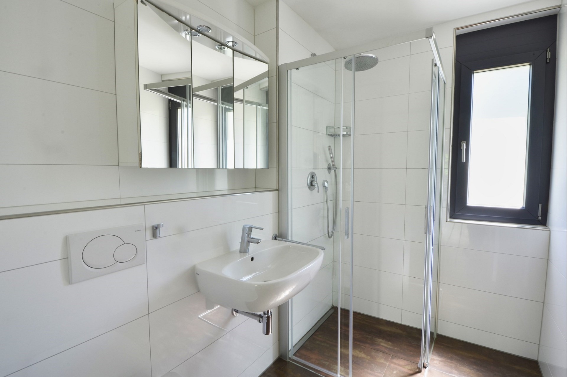 Modernes Badezimmer mit Dusche und Waschbecken