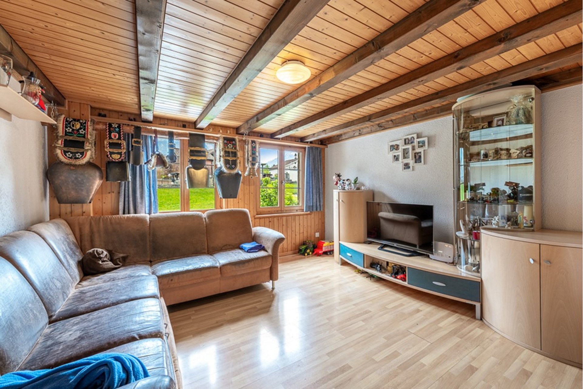Gemütliches Wohnzimmer mit Holzdecke