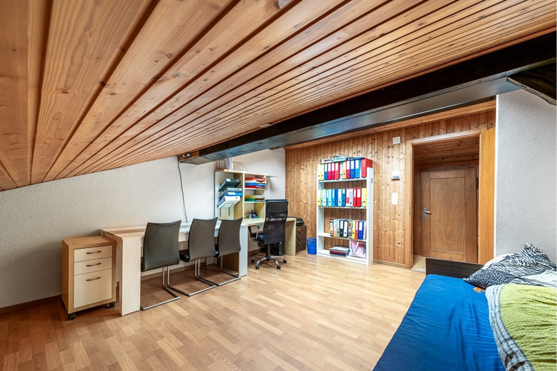 Dachzimmer mit Büro- und Schlafbereich