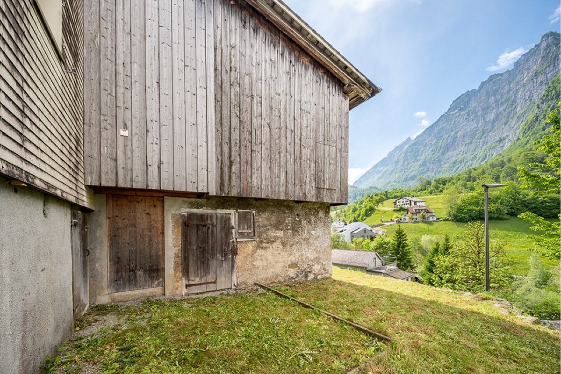 Altes Wirtschaftsgebäude mit Bergblick