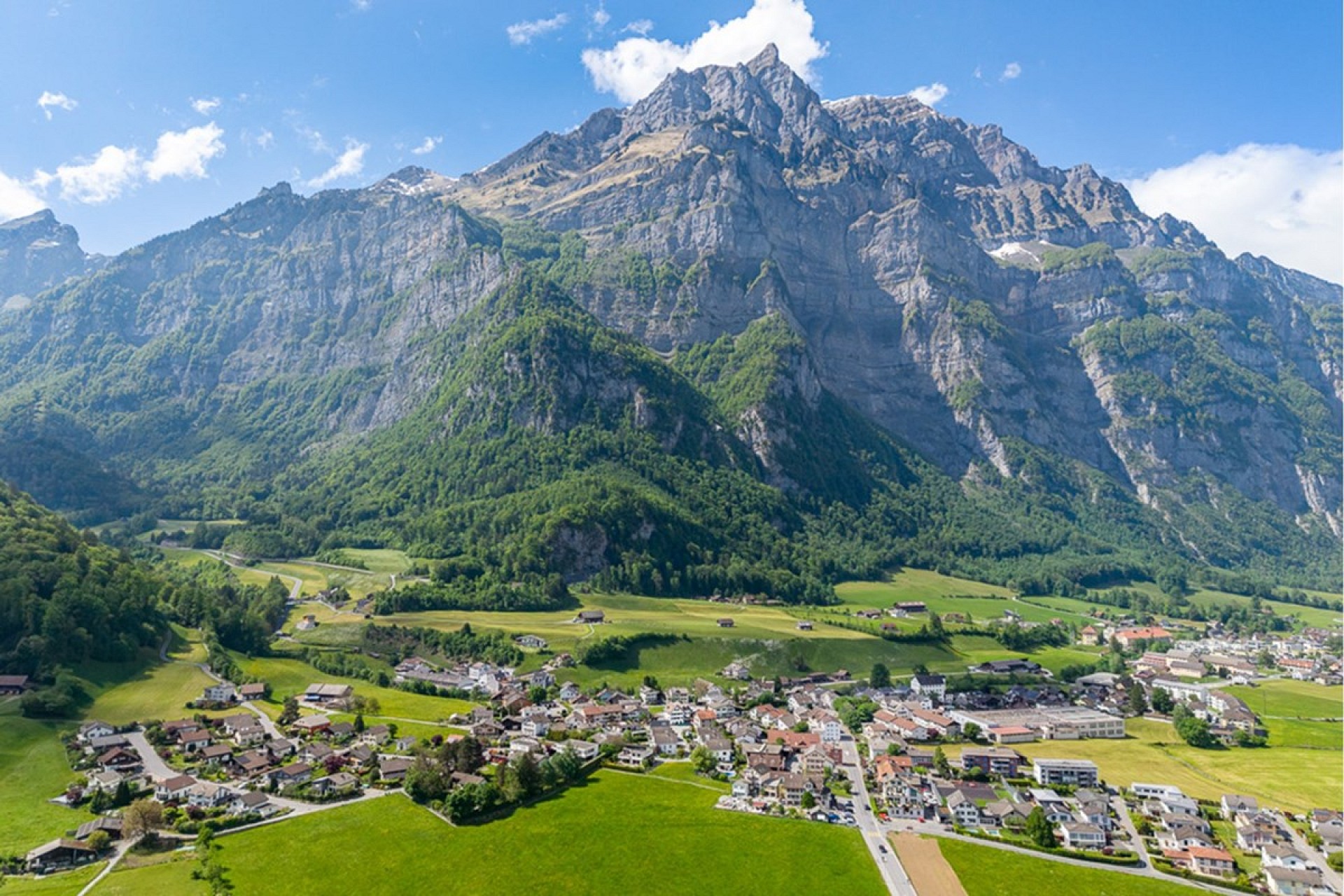 Alpenlandschaft mit Talort und Bergpanorama