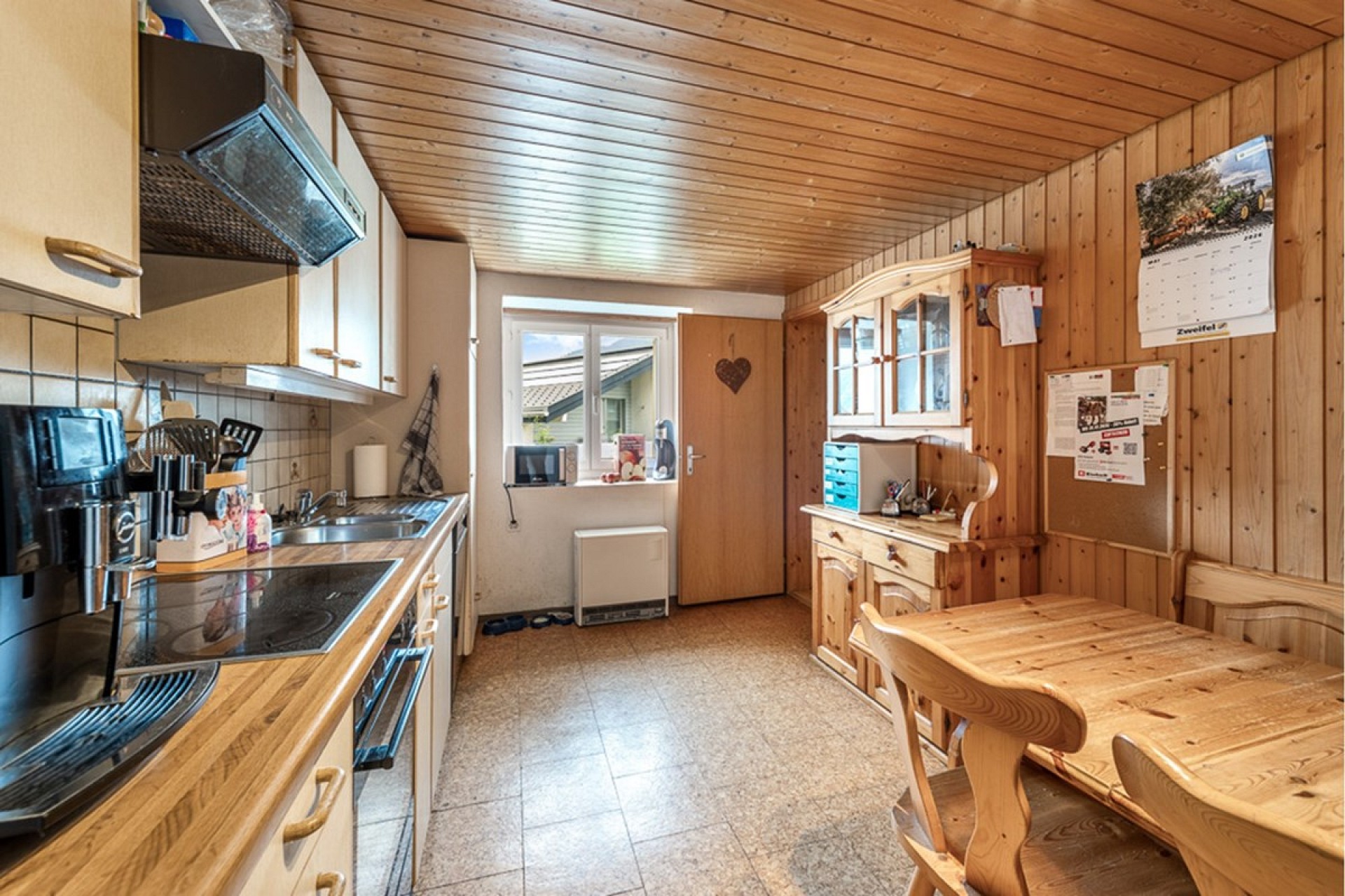 Rustikale Küche mit Holzvertäfelung