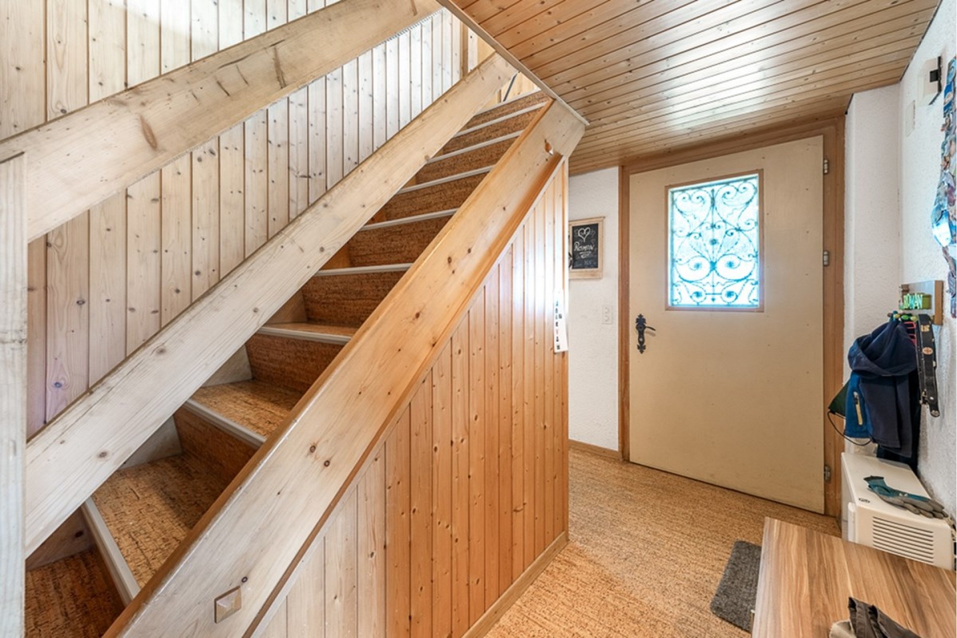 Holztreppe im Eingangsbereich