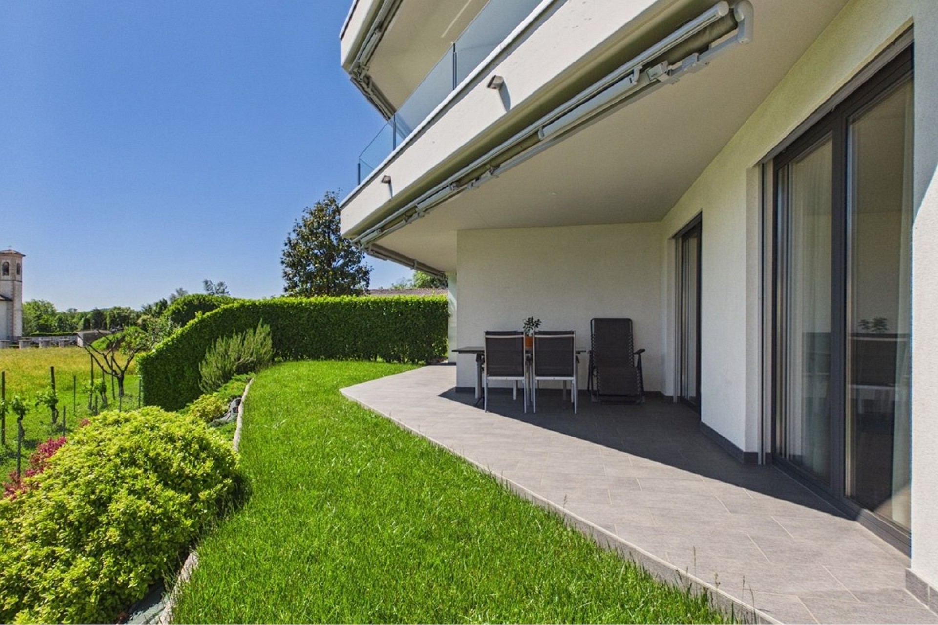 Große Terrasse mit Gartenblick
