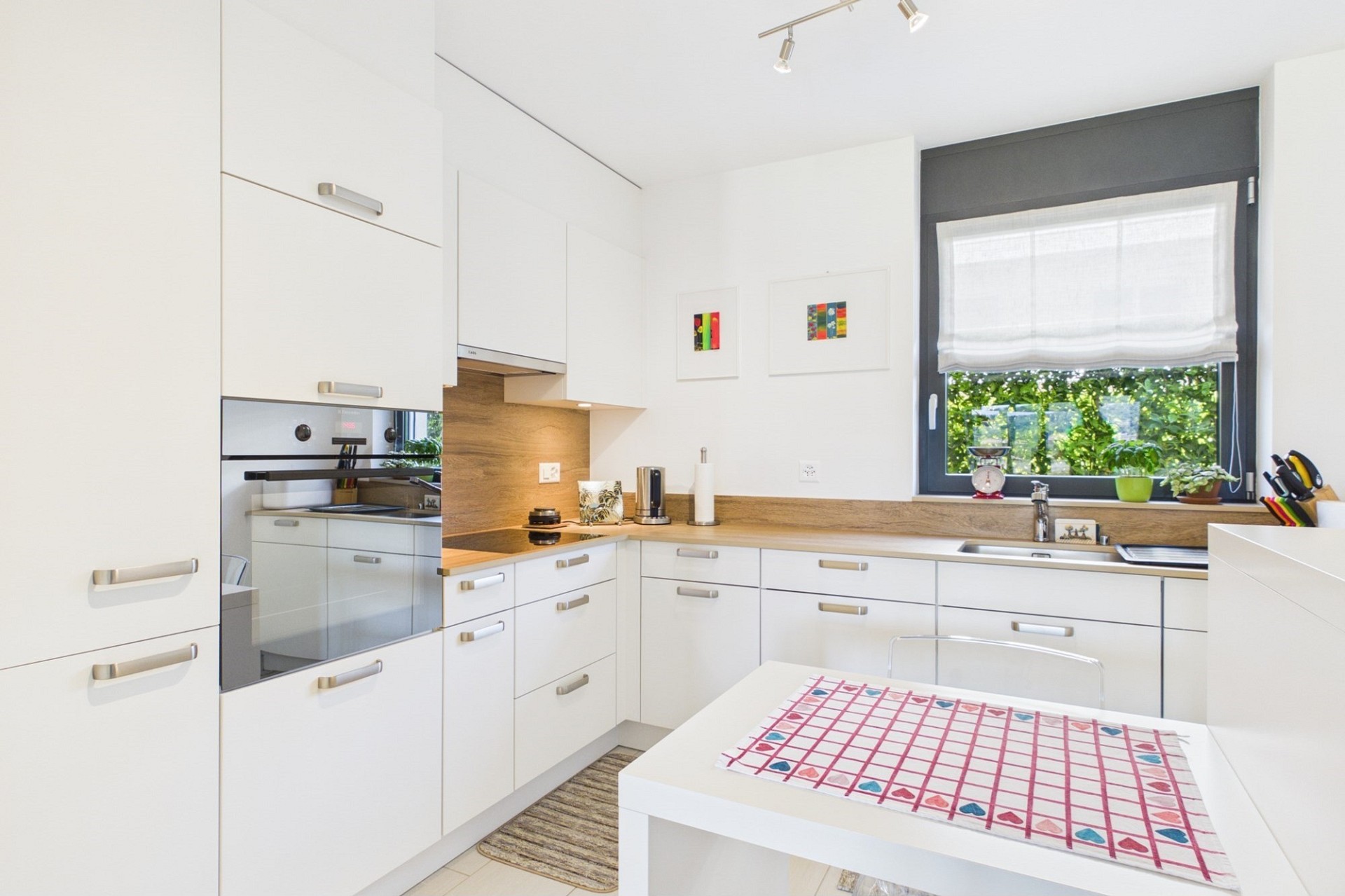 Helle moderne Küche mit Fenster