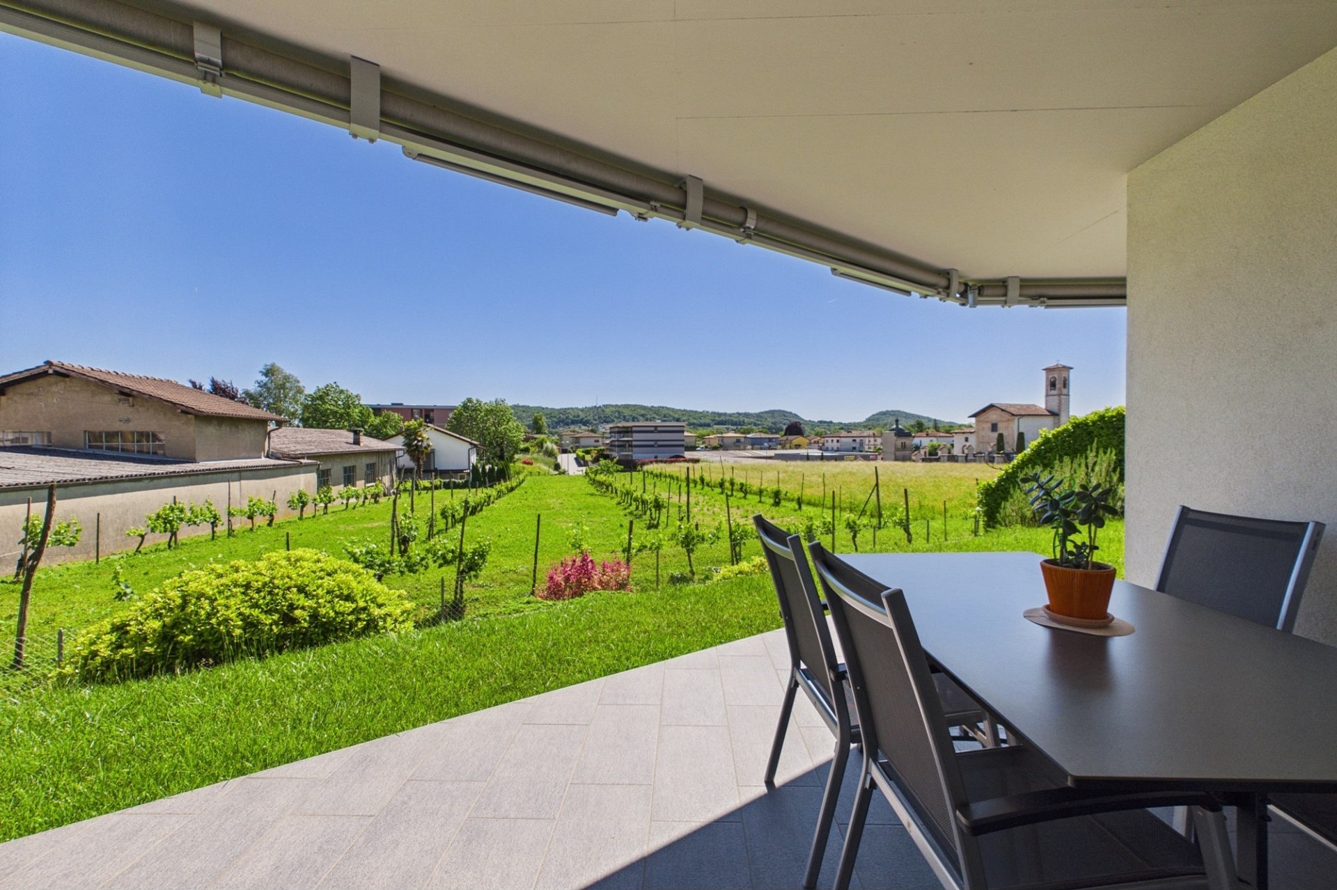 Überdachte Terrasse mit Blick ins Grüne