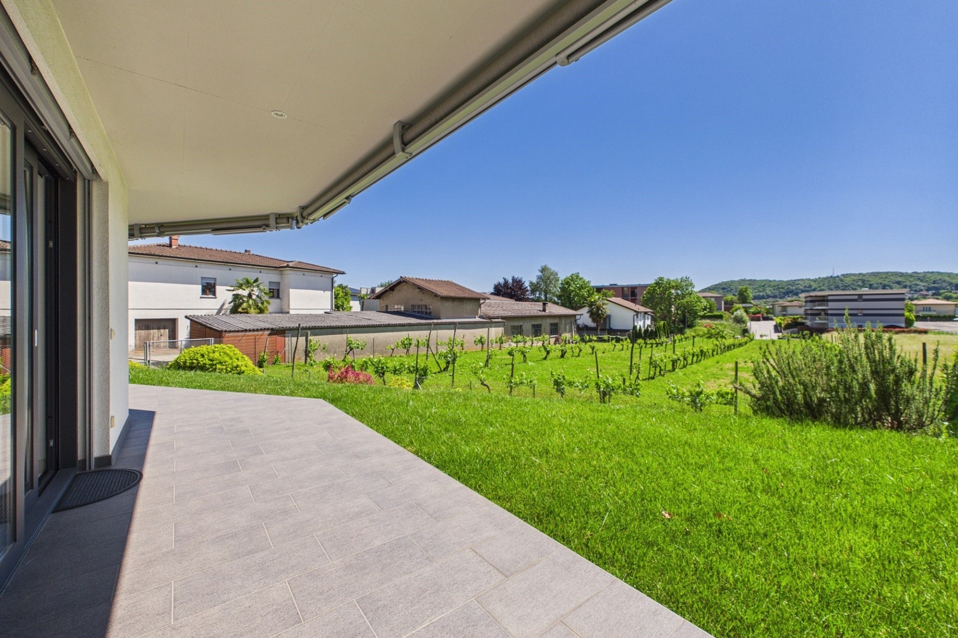 Überdachte Terrasse mit Gartenblick