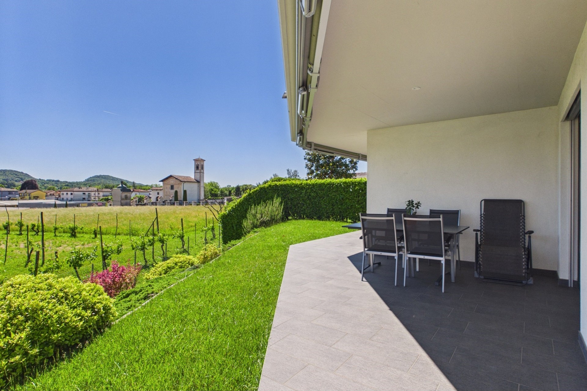Überdachte Terrasse mit Gartenblick