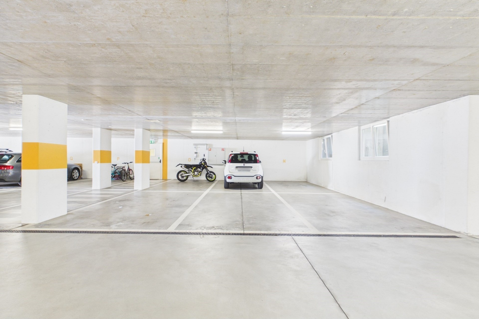 Tiefgarage mit Stellplätzen