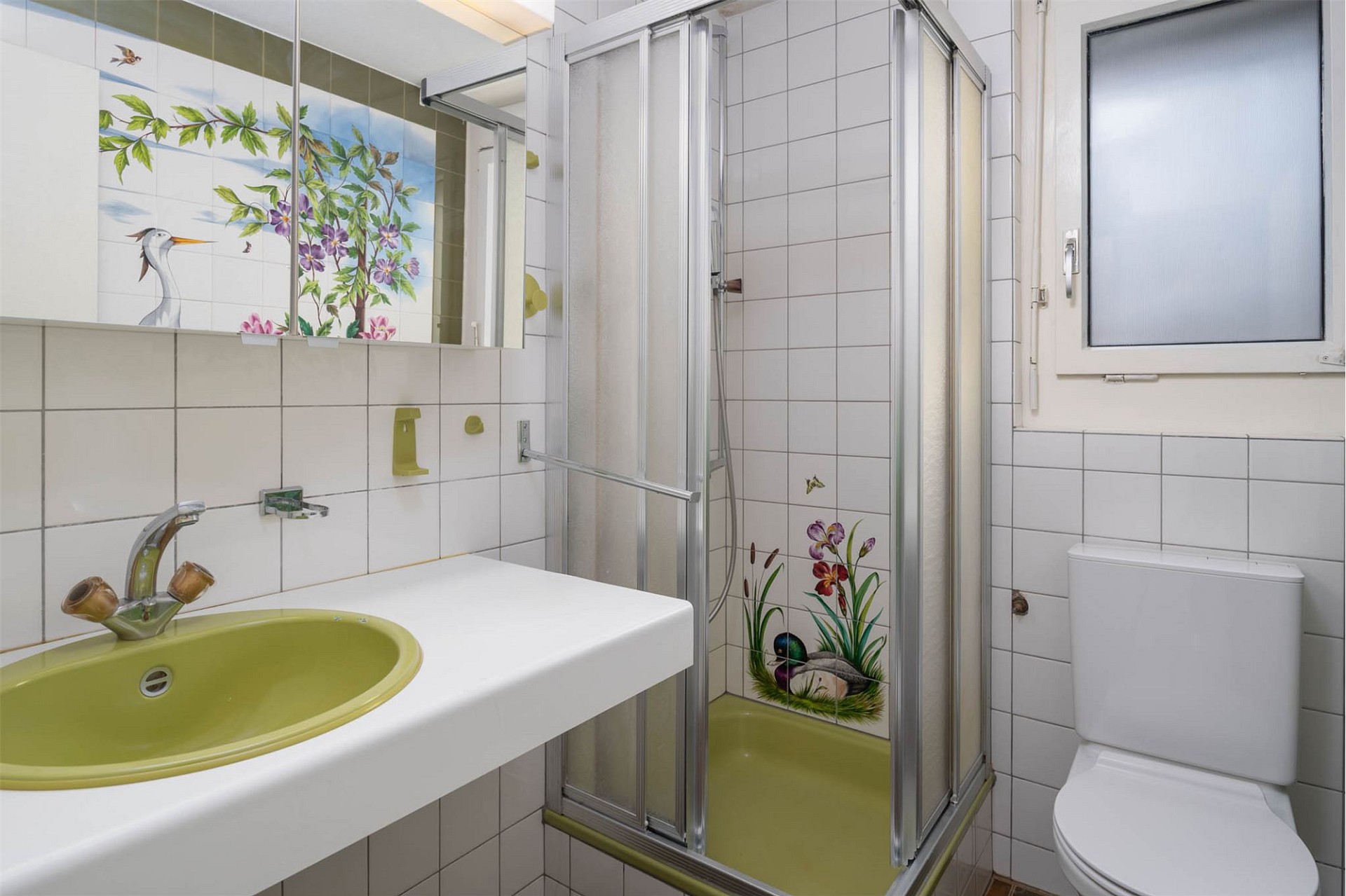 Kleines Badezimmer mit Dusche, Waschbecken und WC