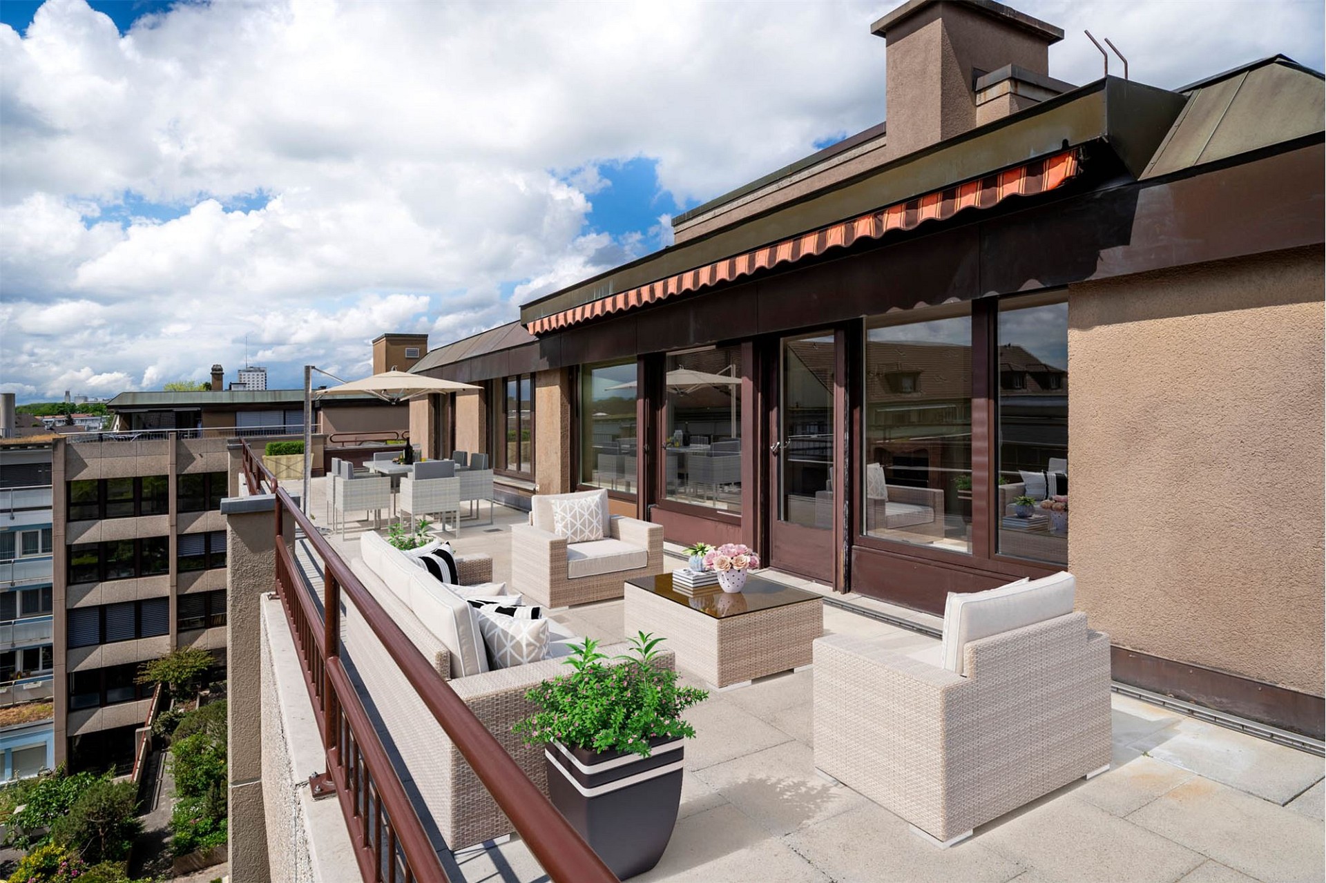 Dachterrasse mit Lounge-Möbeln