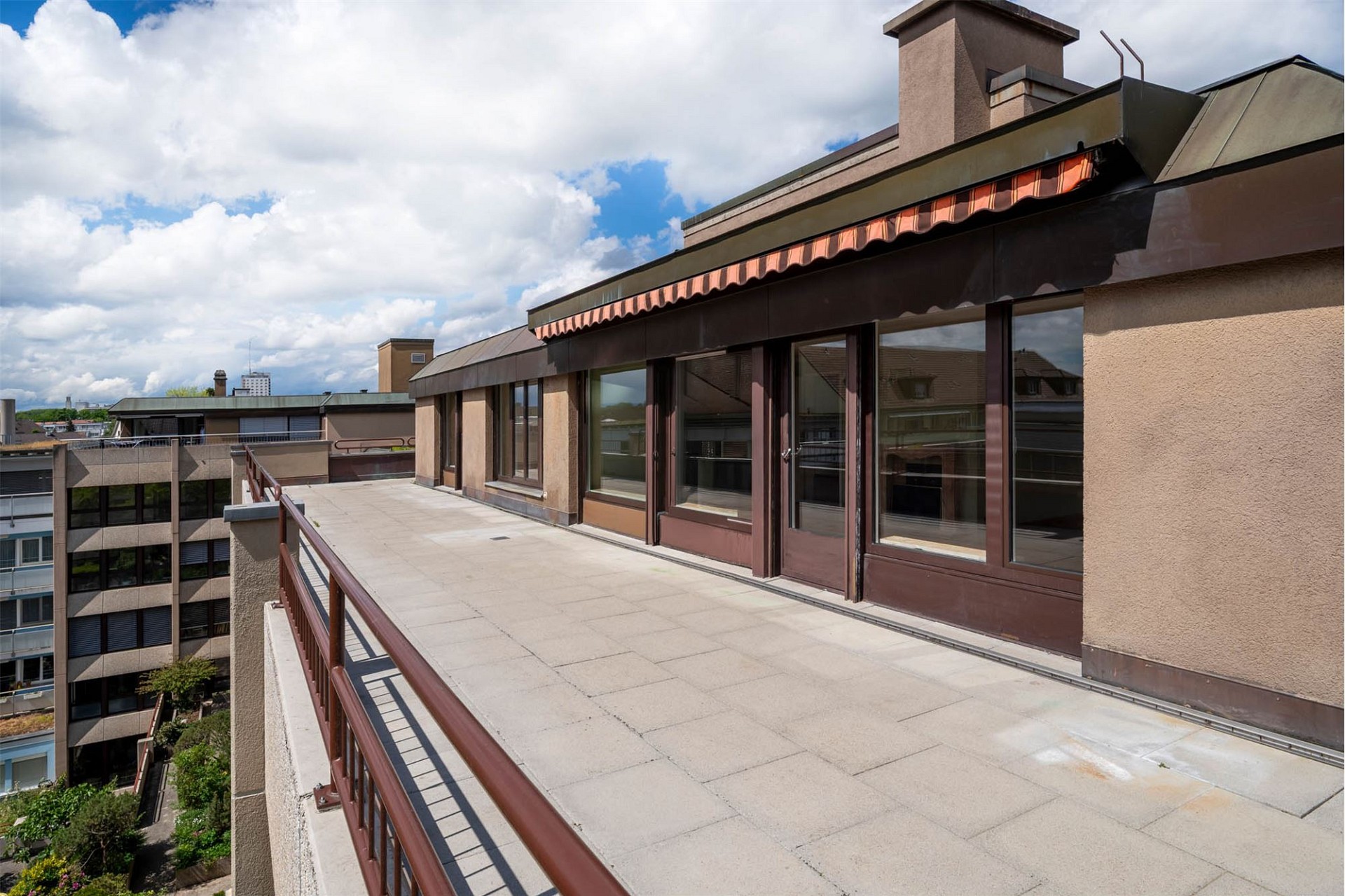 Große Dachterrasse mit Blick über die Stadt