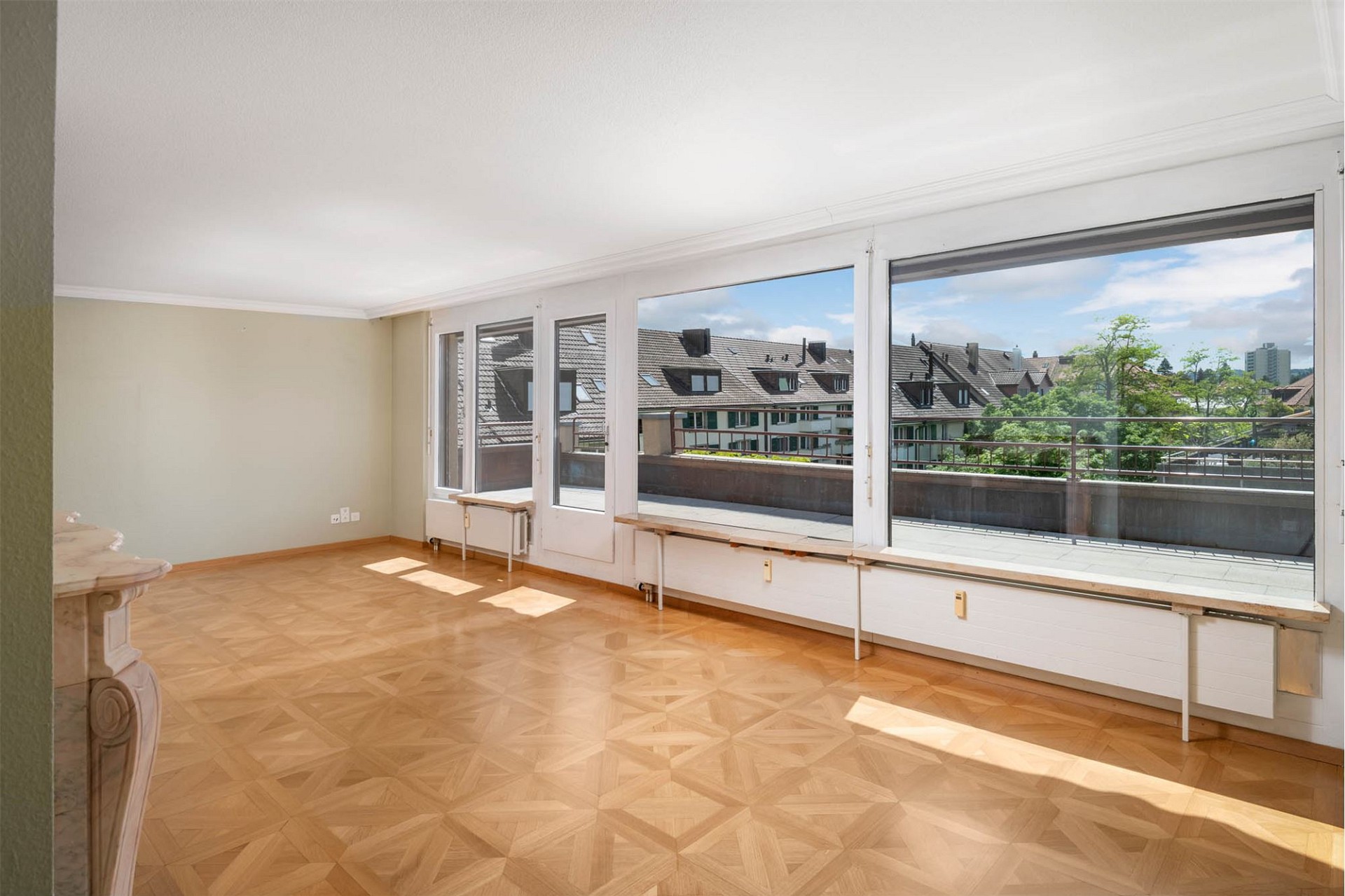 Heller Wohnraum mit Balkonblick