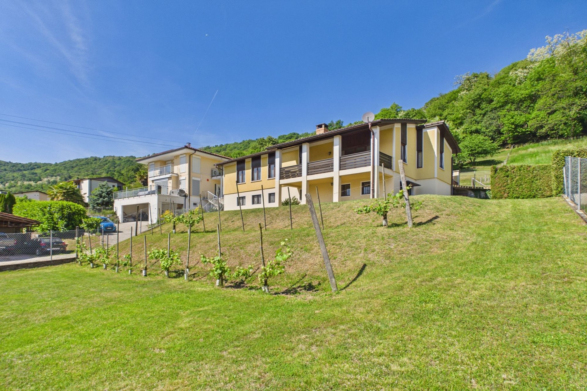 Wohnhaus in Hanglage mit Garten