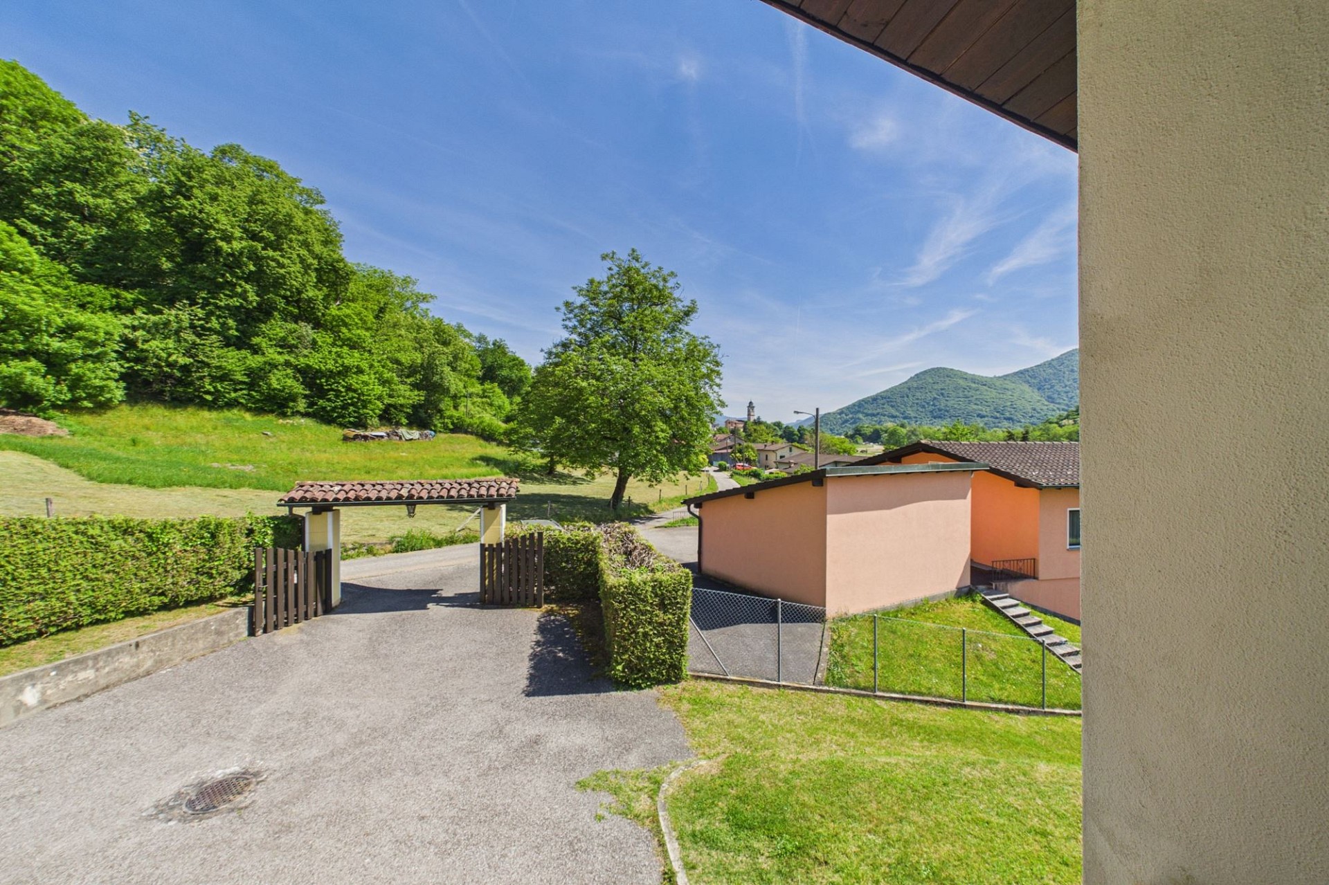 Blick vom Balkon auf grüne Hügellandschaft