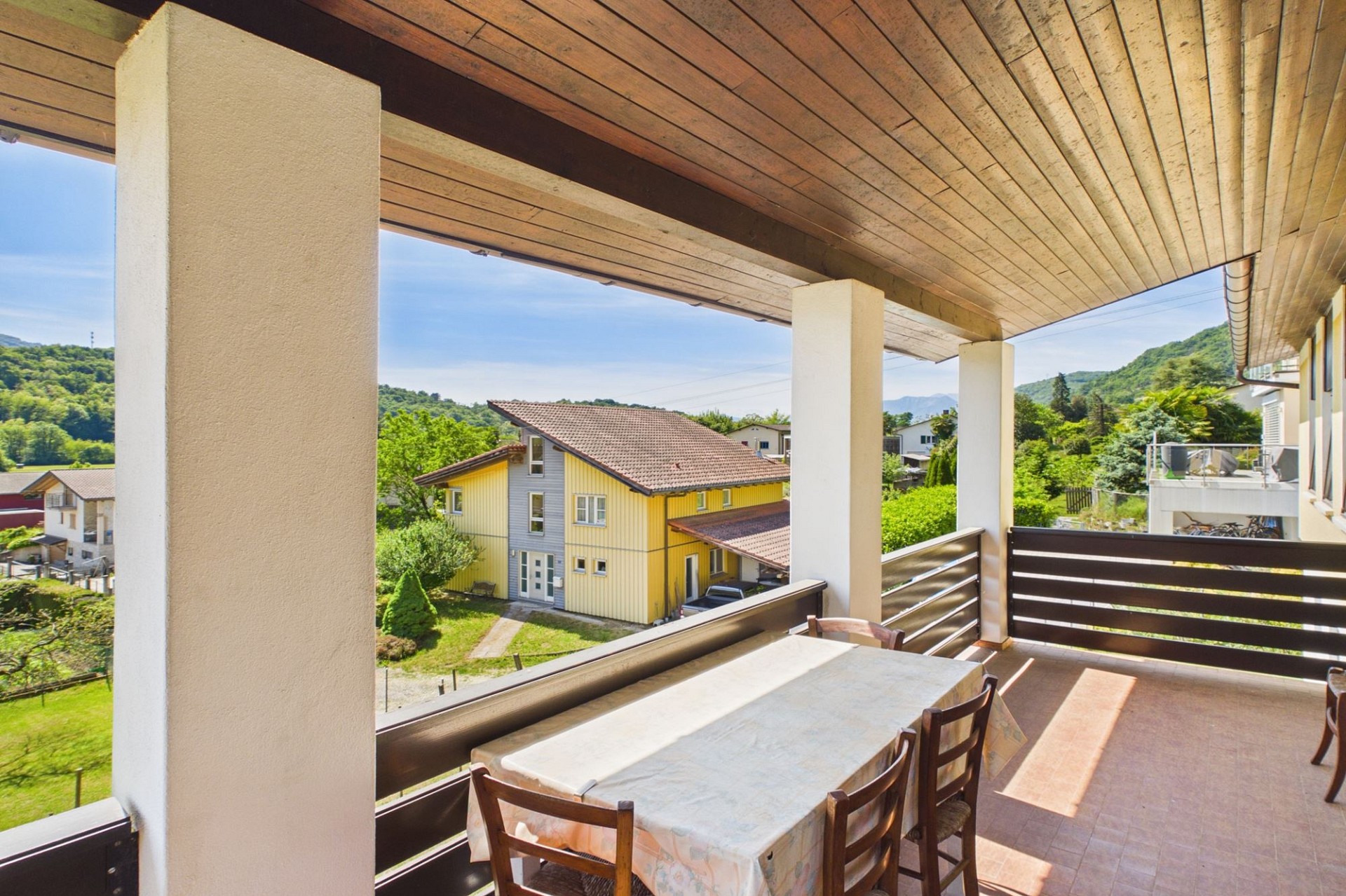 Überdachter Balkon mit Bergblick