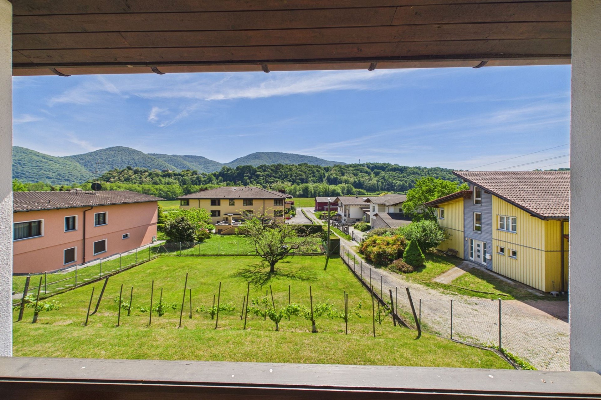 Blick ins Grüne mit Bergpanorama