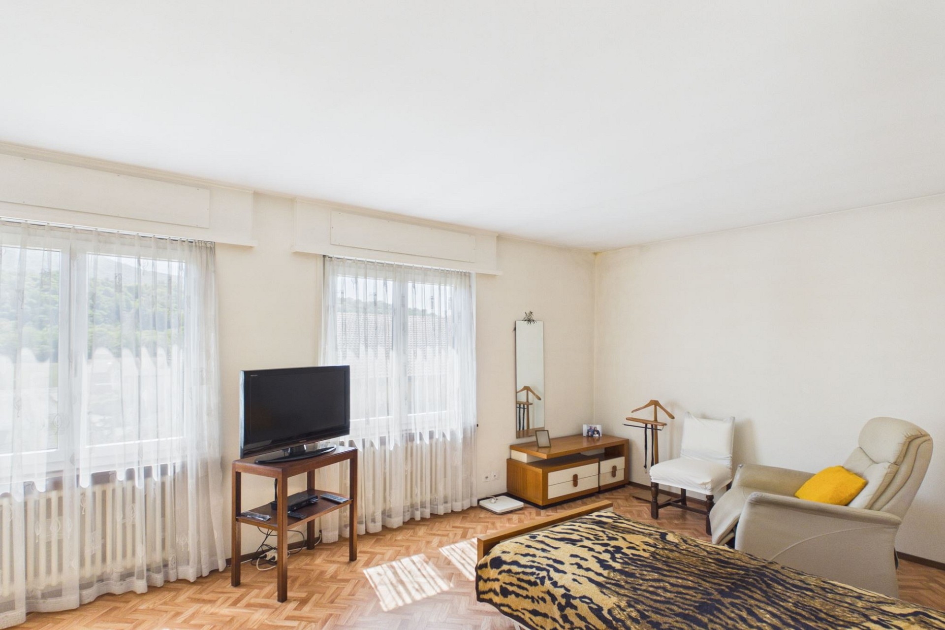 Helles Wohnzimmer mit einfachen Möbeln