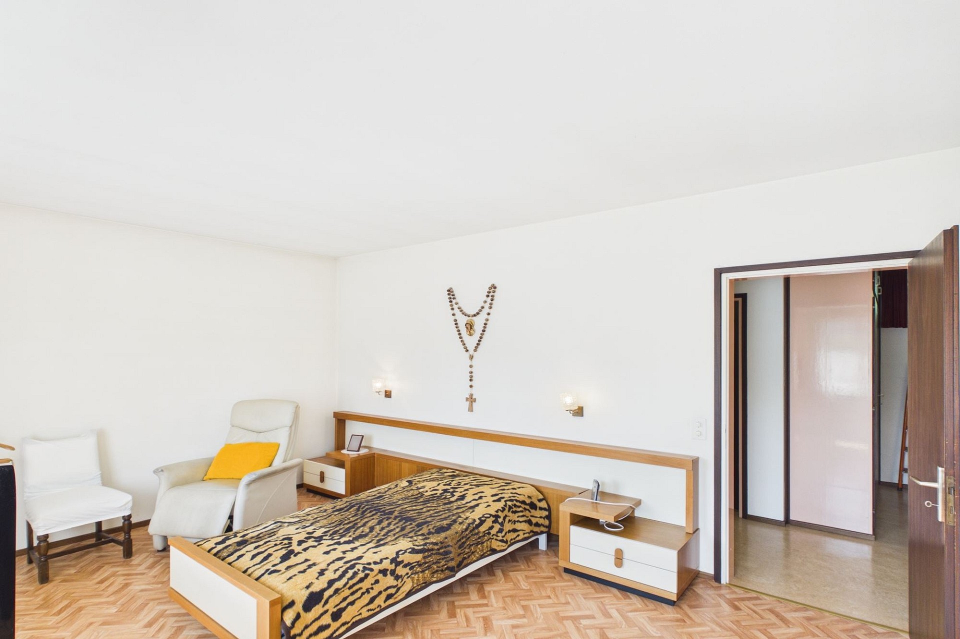 Schlafzimmer mit Einzelbett und Sitzbereich