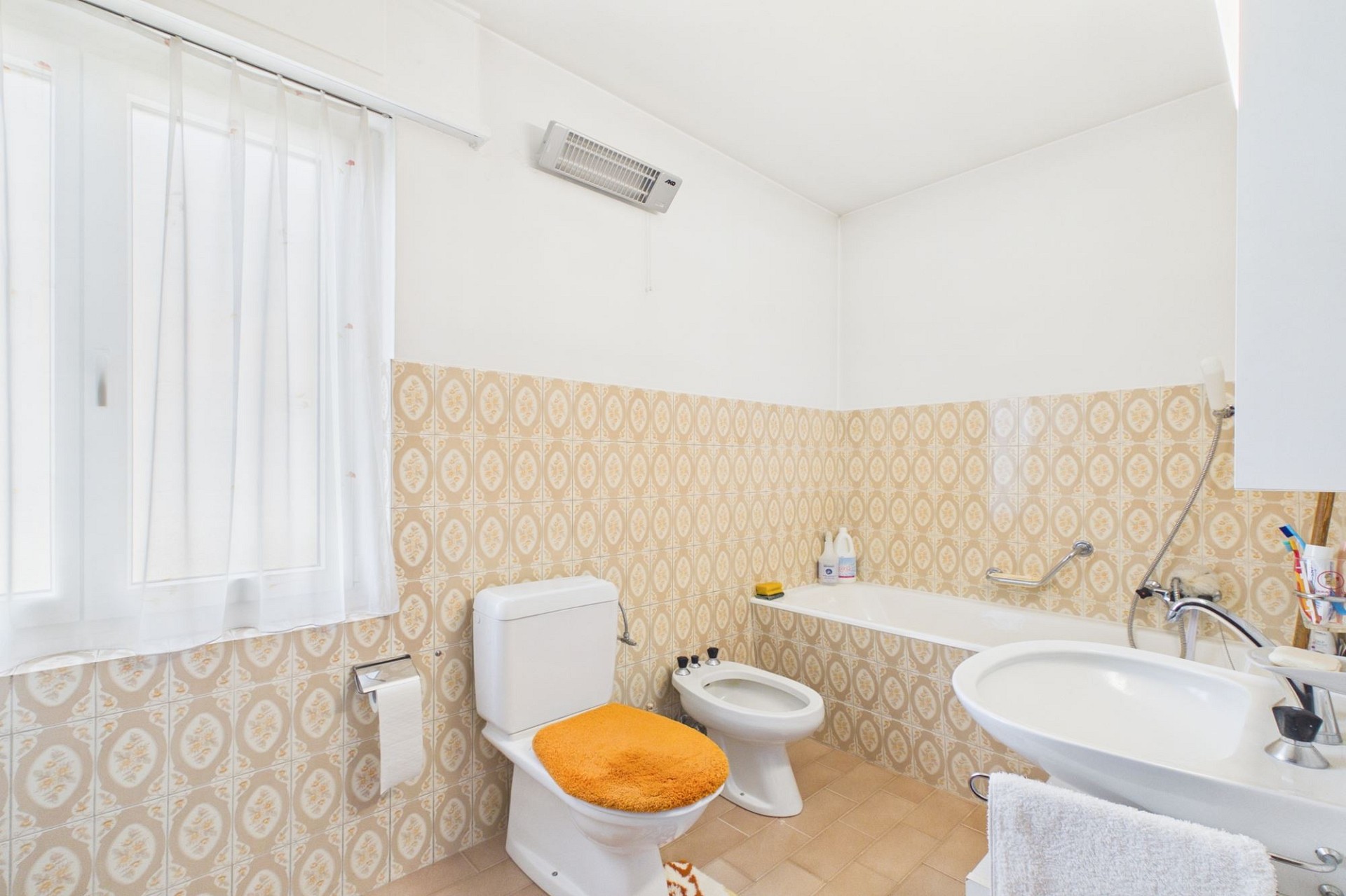 Badezimmer mit Badewanne und WC