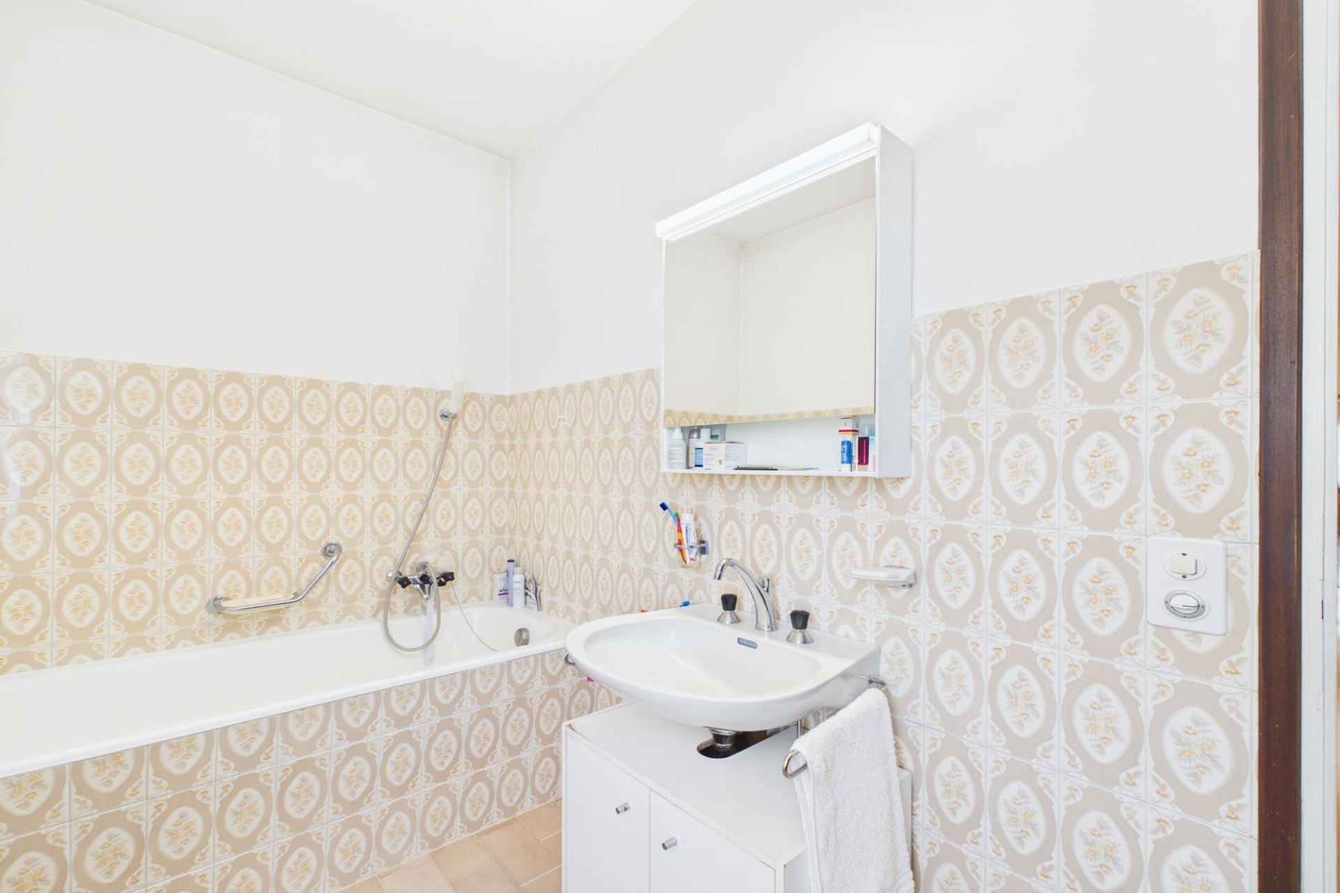 Badezimmer mit Badewanne und Waschbecken