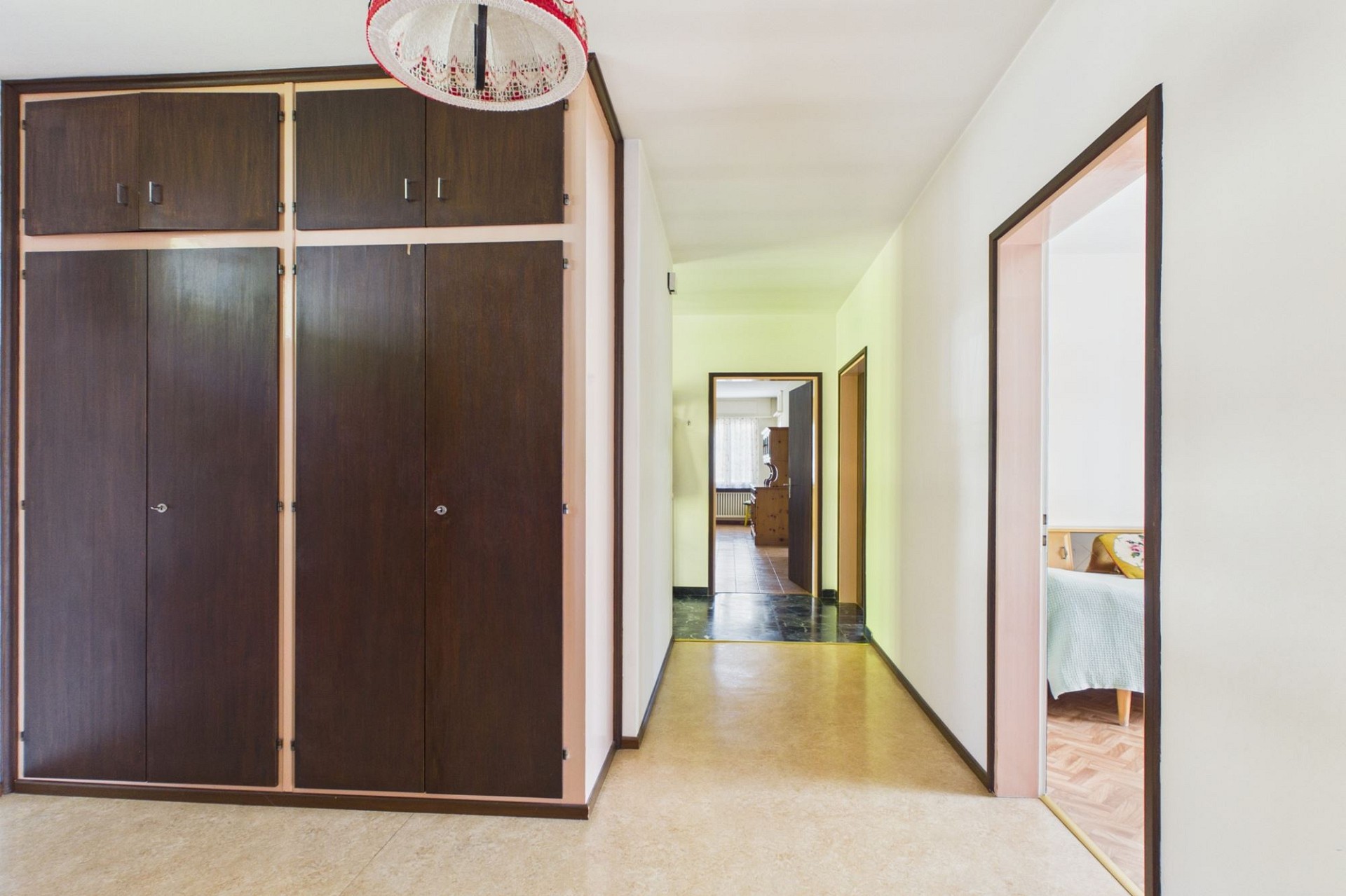Flur mit Einbauschrank und Blick in weitere Räume