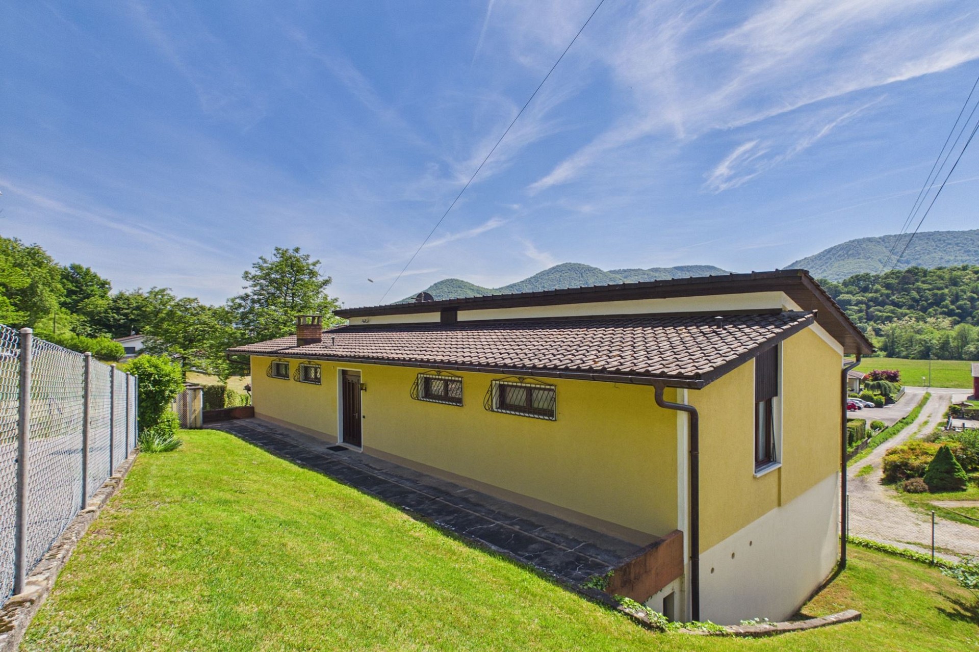 Außenansicht eines eingeschossigen Hauses am Hang