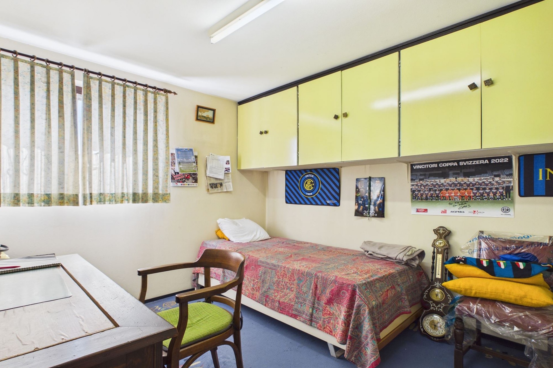 Kleines Schlafzimmer mit Schrankwand und Bett
