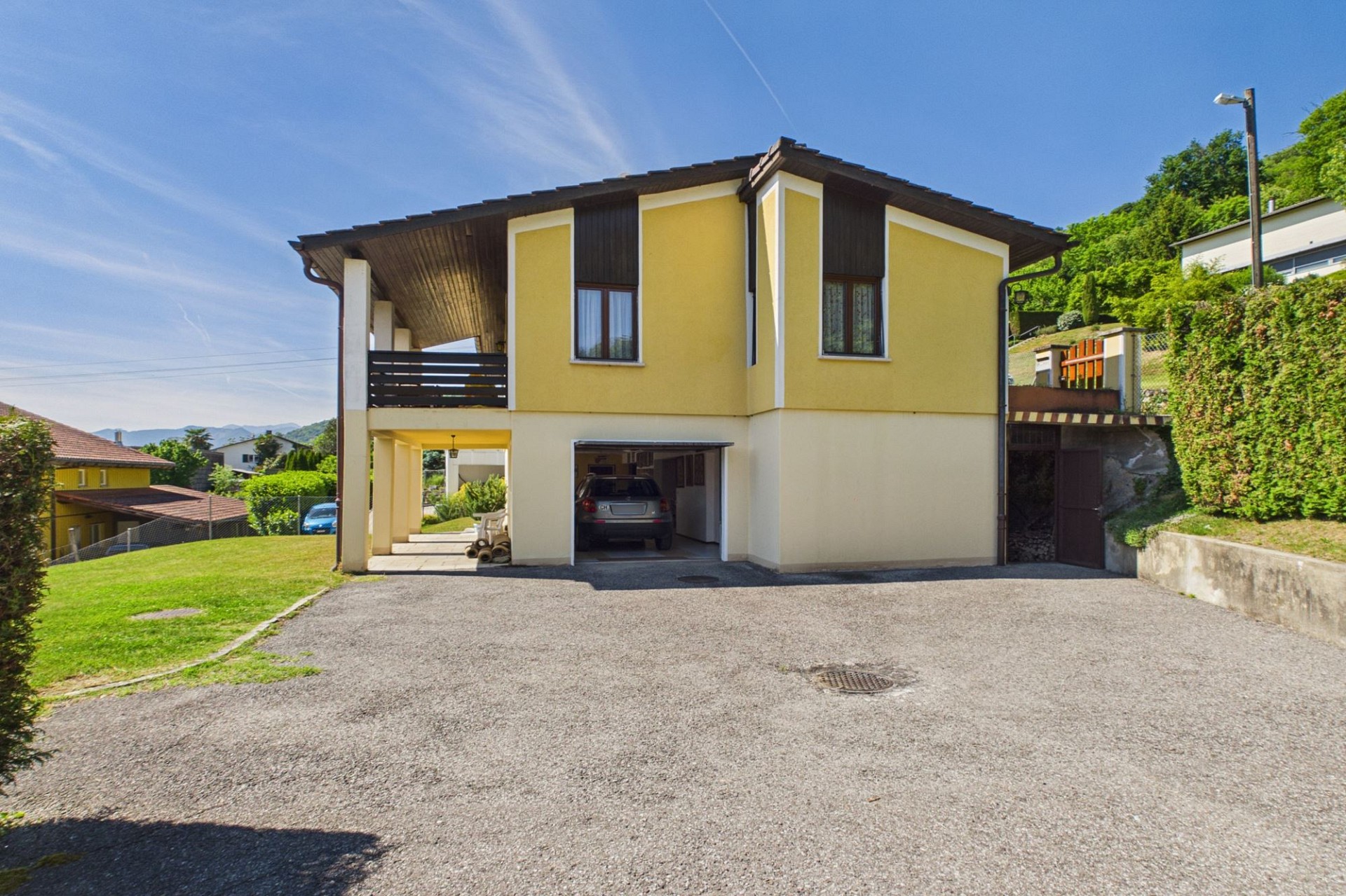 Freistehendes Haus mit Garage und Einfahrt