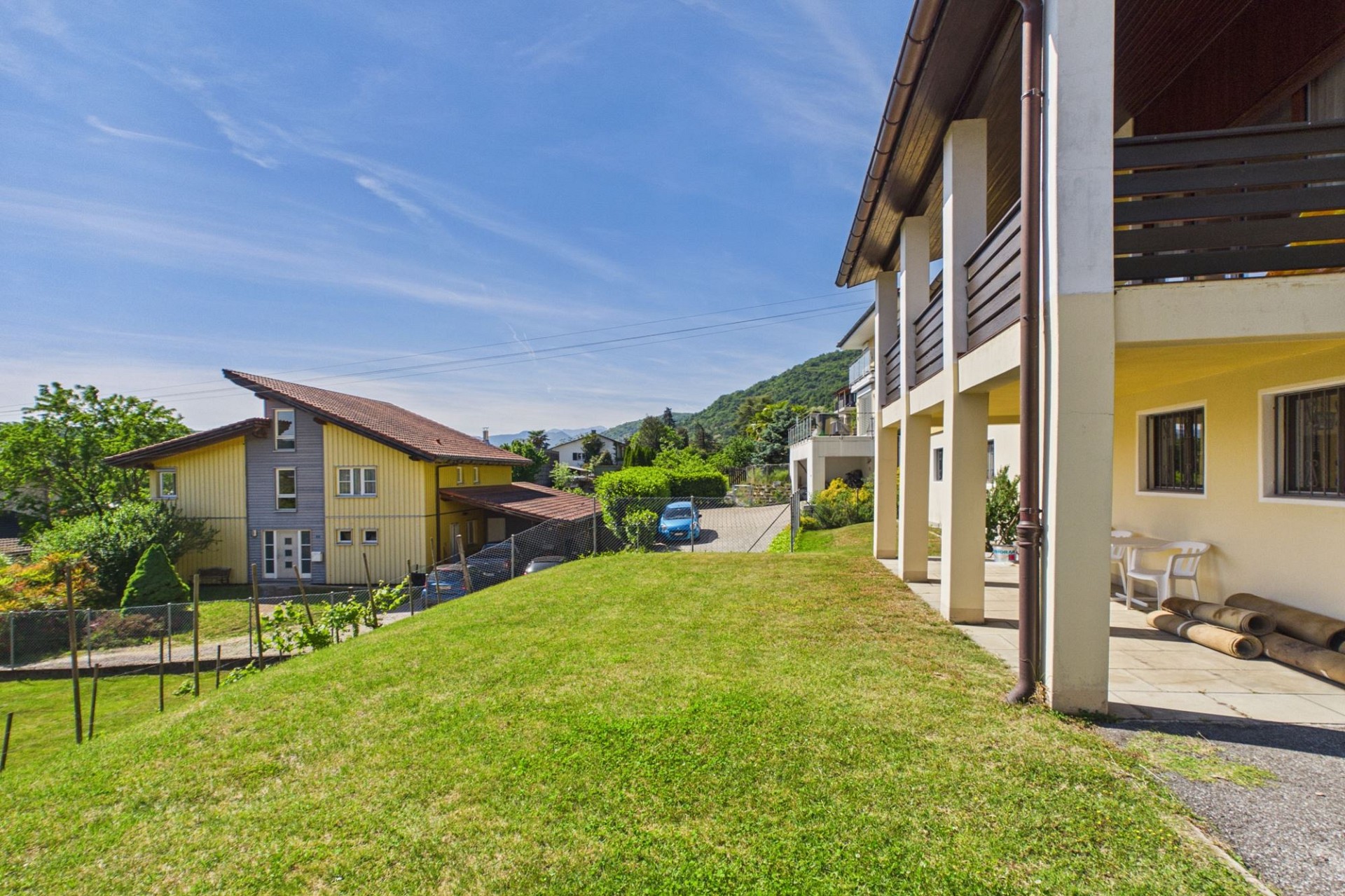 Außenansicht eines Wohnhauses mit Garten und Ausblick