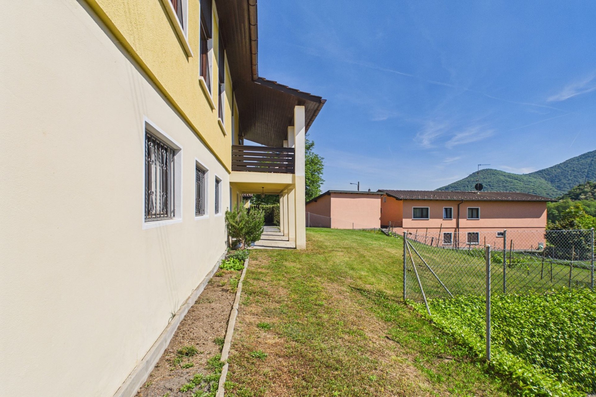 Außenansicht eines Wohnhauses mit Garten