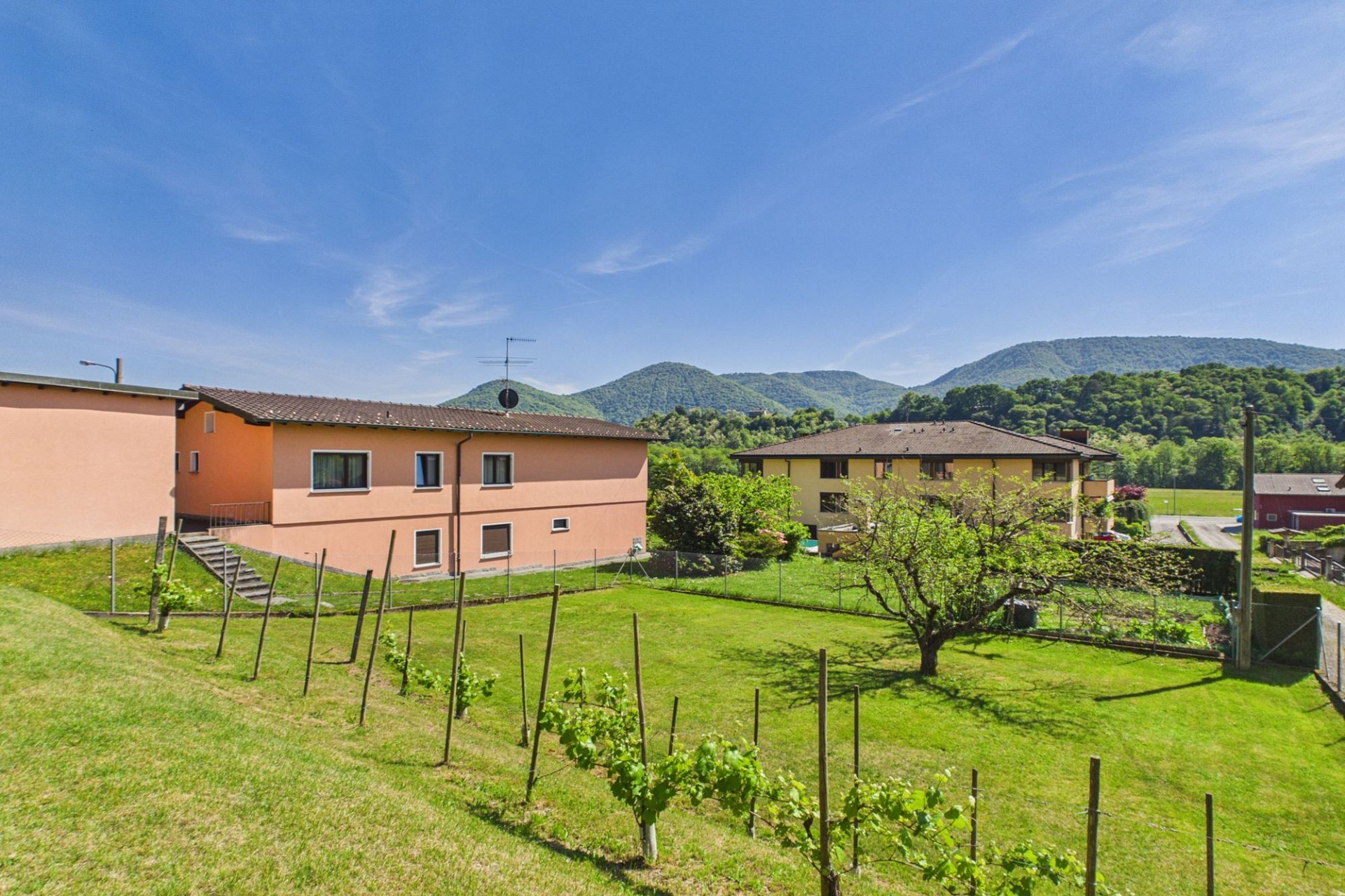 Wohnhäuser mit Bergblick und Garten