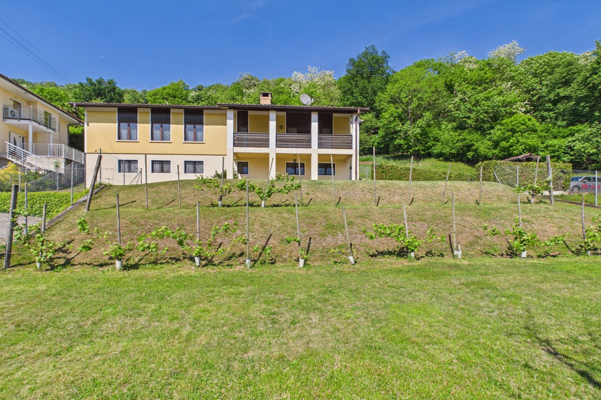 Wohnhaus mit Gartenhang