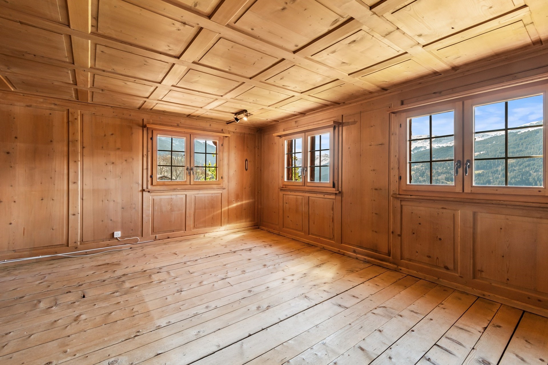 Heller leerer Holzraum mit Bergblick