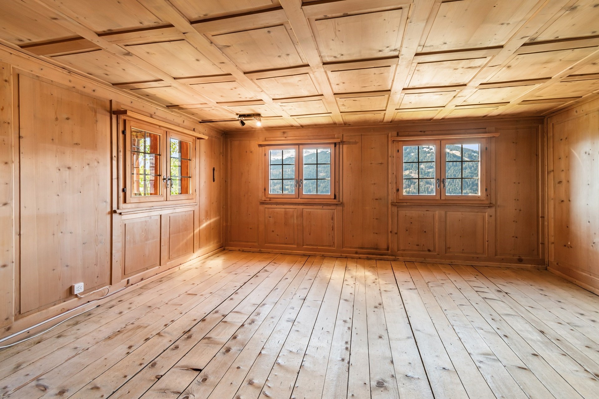 Leerer Holzraum mit Bergblick