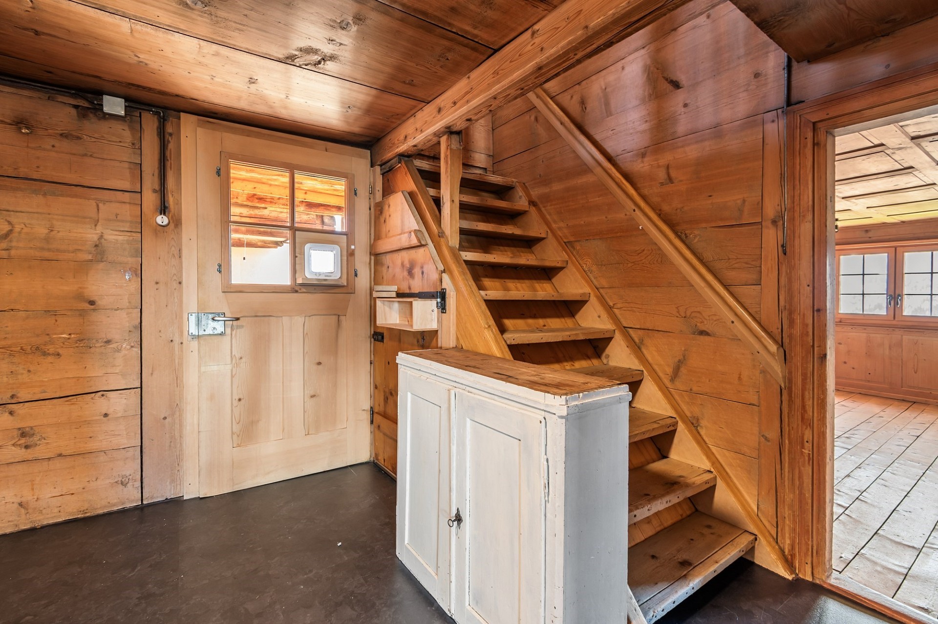 Holzverkleideter Eingangsbereich mit Treppe
