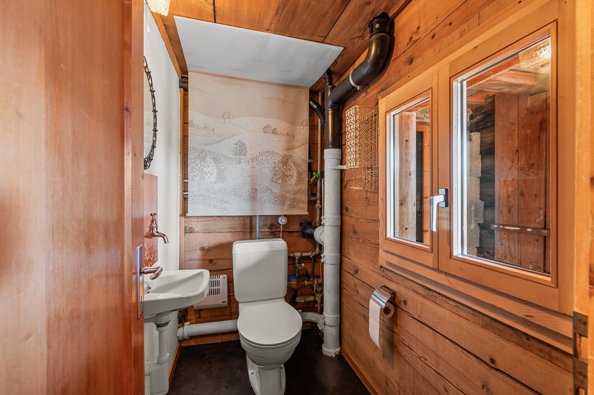 Rustikales Gäste-WC mit Holzvertäfelung
