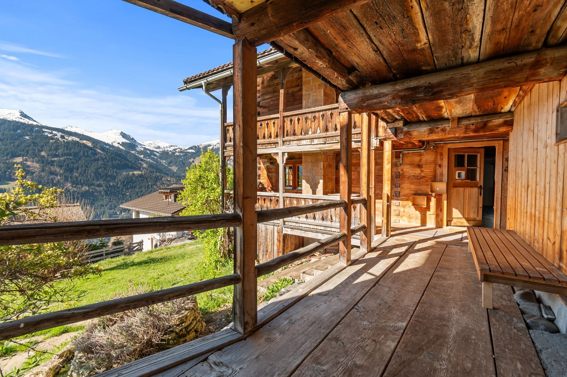 Alpen-Terrasse mit Holzveranda