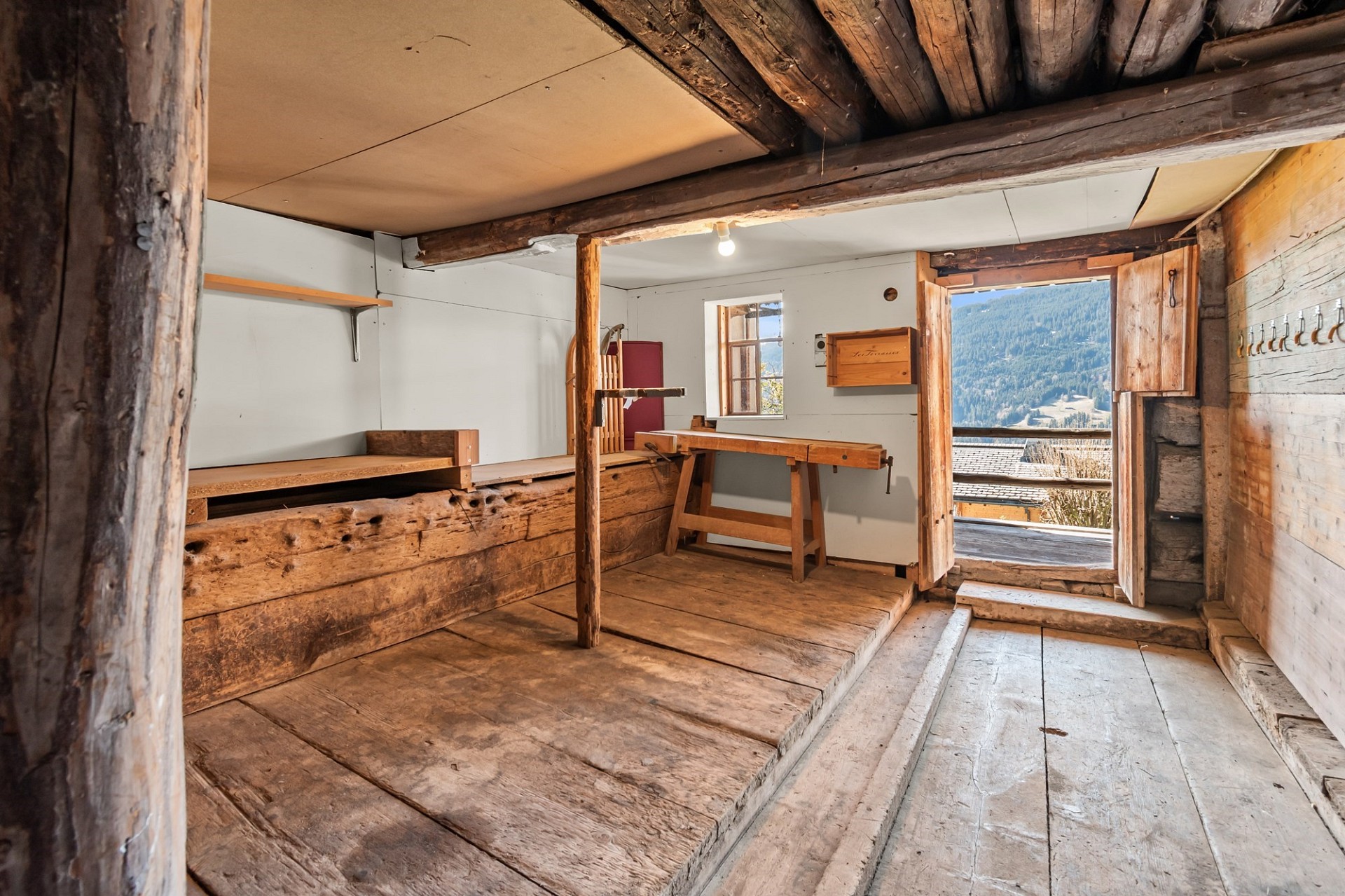 Rustikale Berghütte mit Innenraum und Aussicht