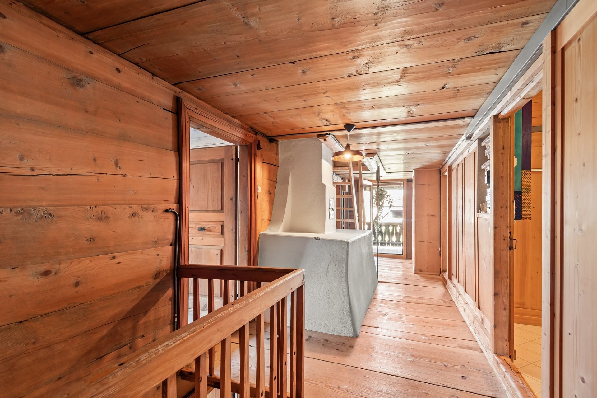 Holzverkleideter Flur mit Galerie