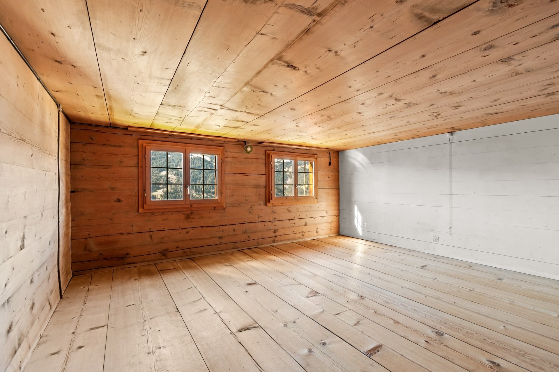 Leerer Holzraum mit Bergblick