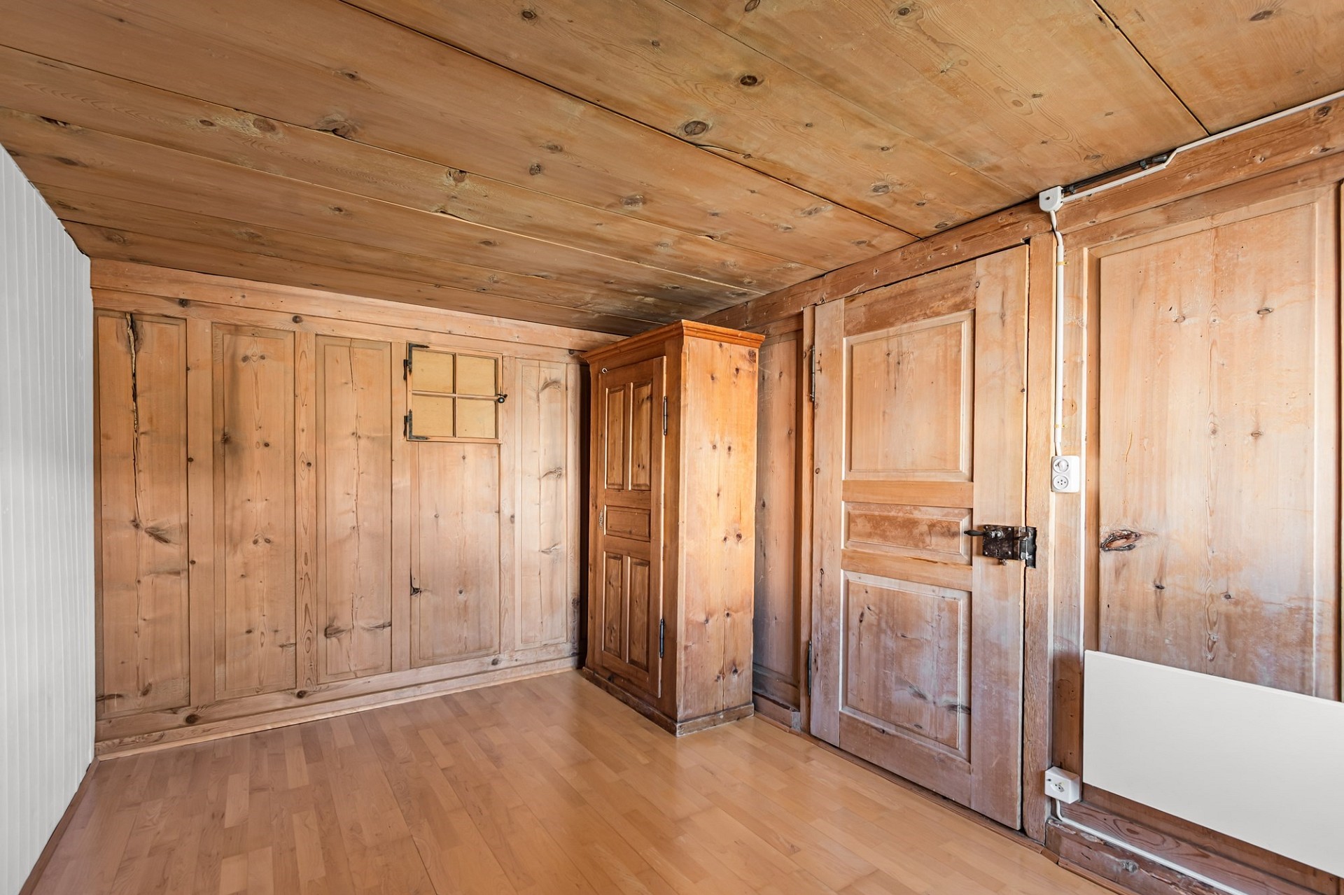 Holzvertäfelter Raum mit Dachschräge