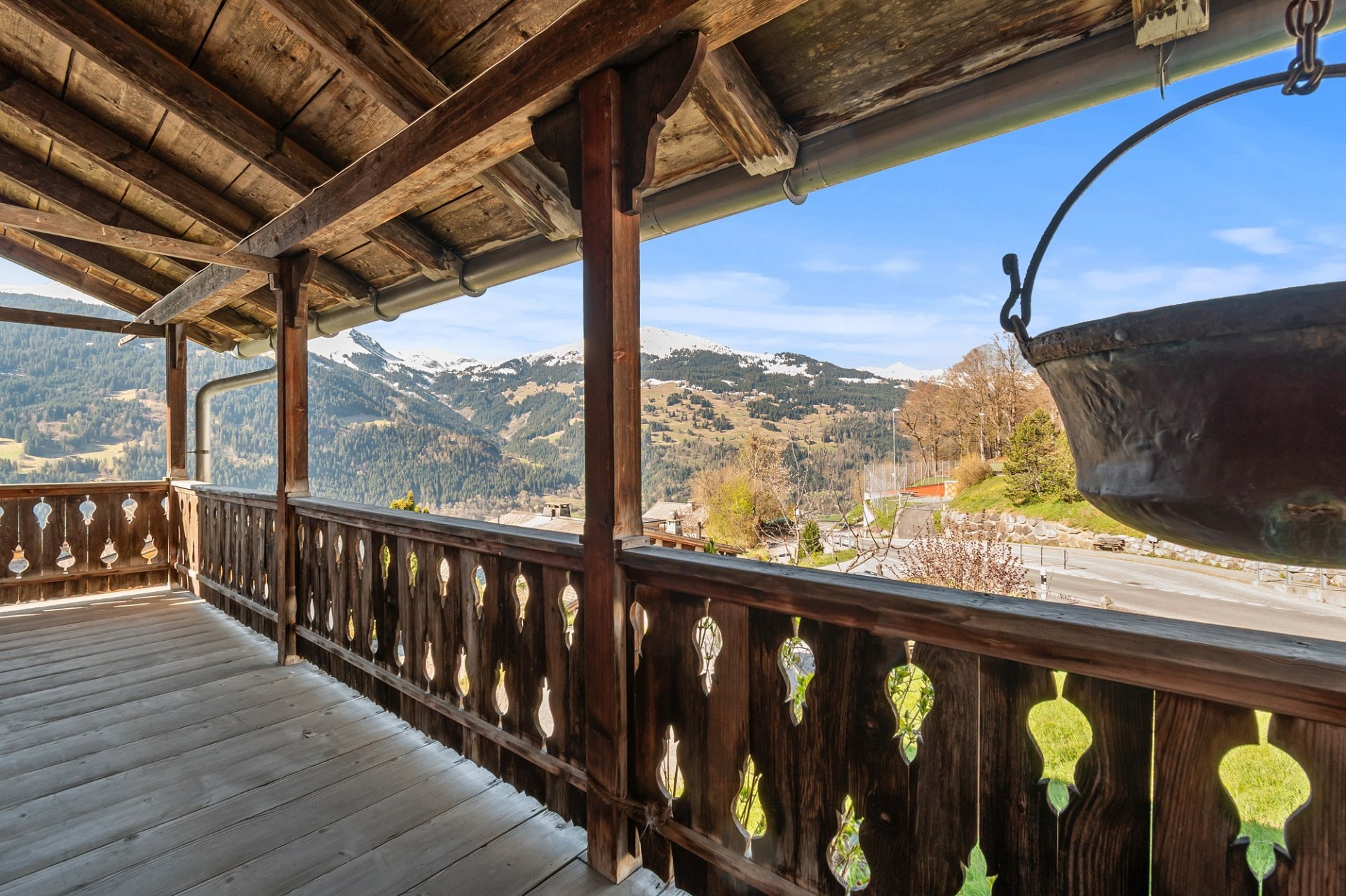 Alpenbalkon mit Bergblick