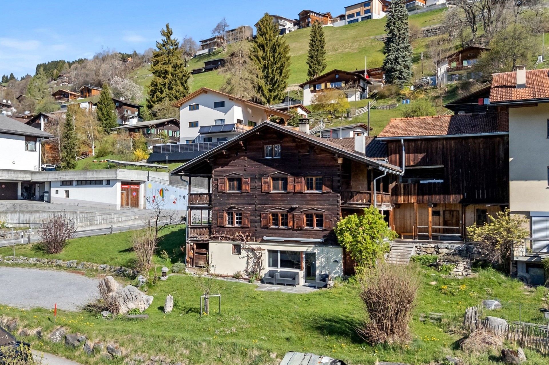 Alpines Wohnhaus mit Garten