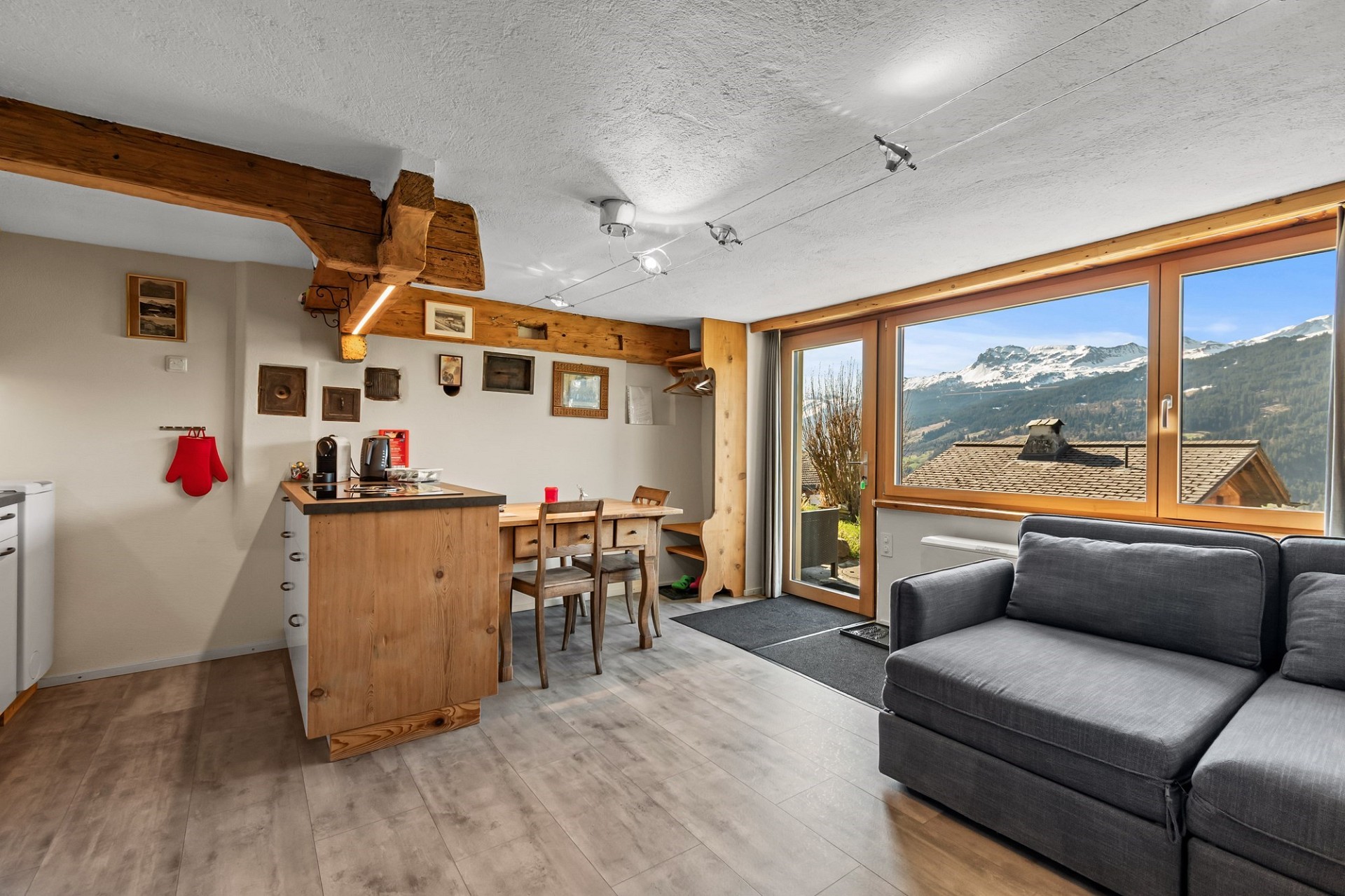 Gemütlicher Wohnraum mit Bergblick