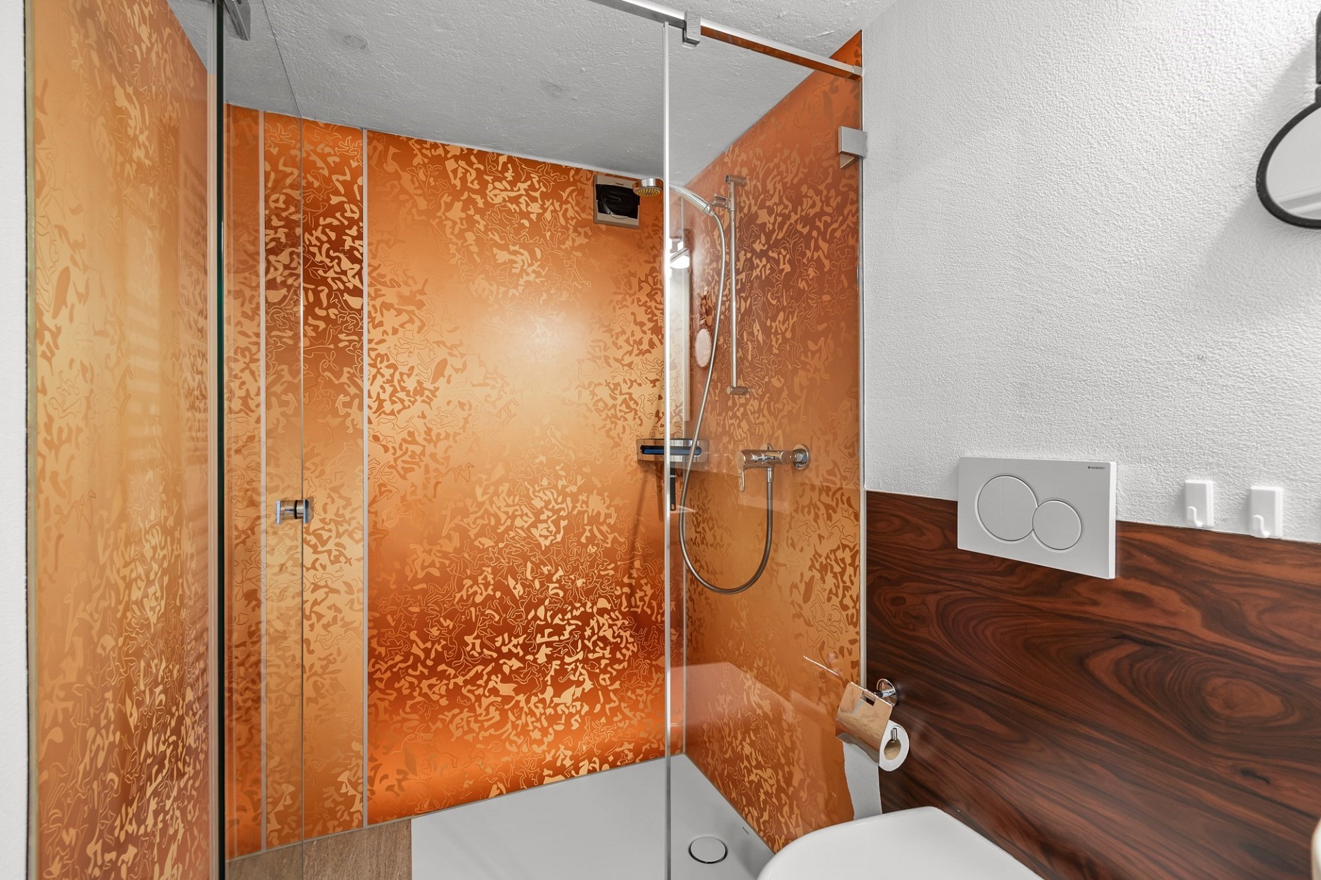 Modernes Badezimmer mit begehbarer Dusche