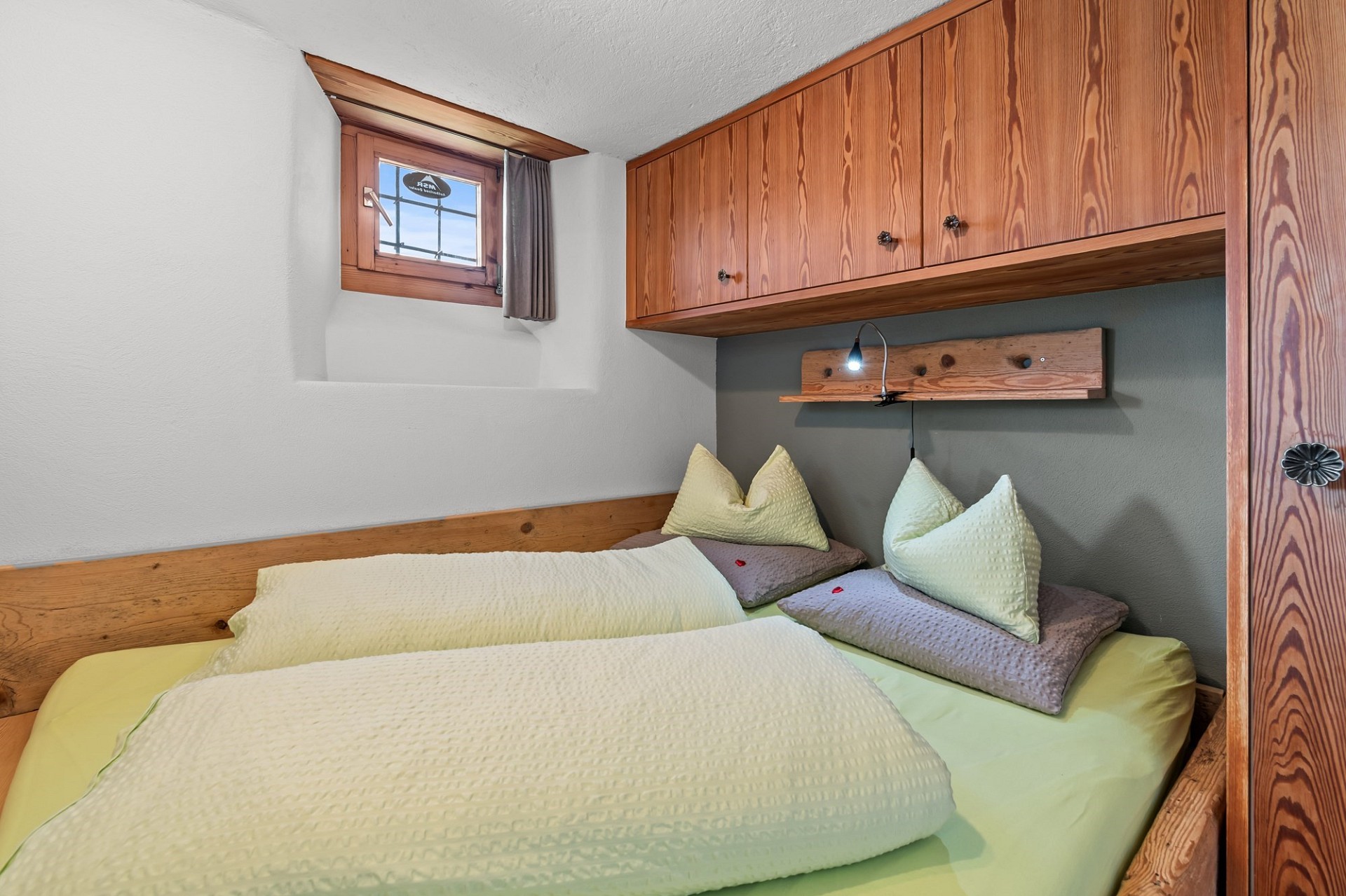 Kleines Schlafzimmer mit Holzverkleidung