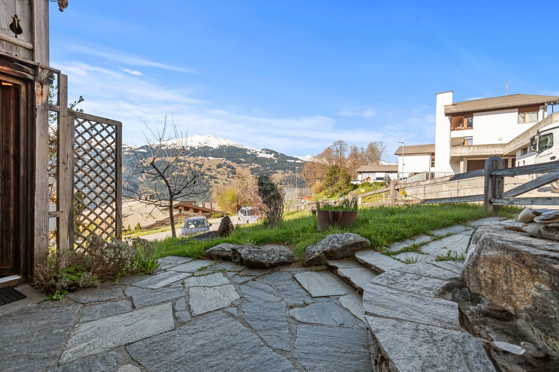Außenansicht mit Bergblick und Garten