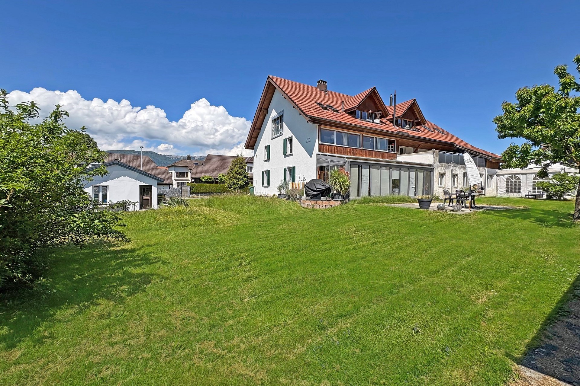 Großes Wohnhaus mit weitläufigem Garten